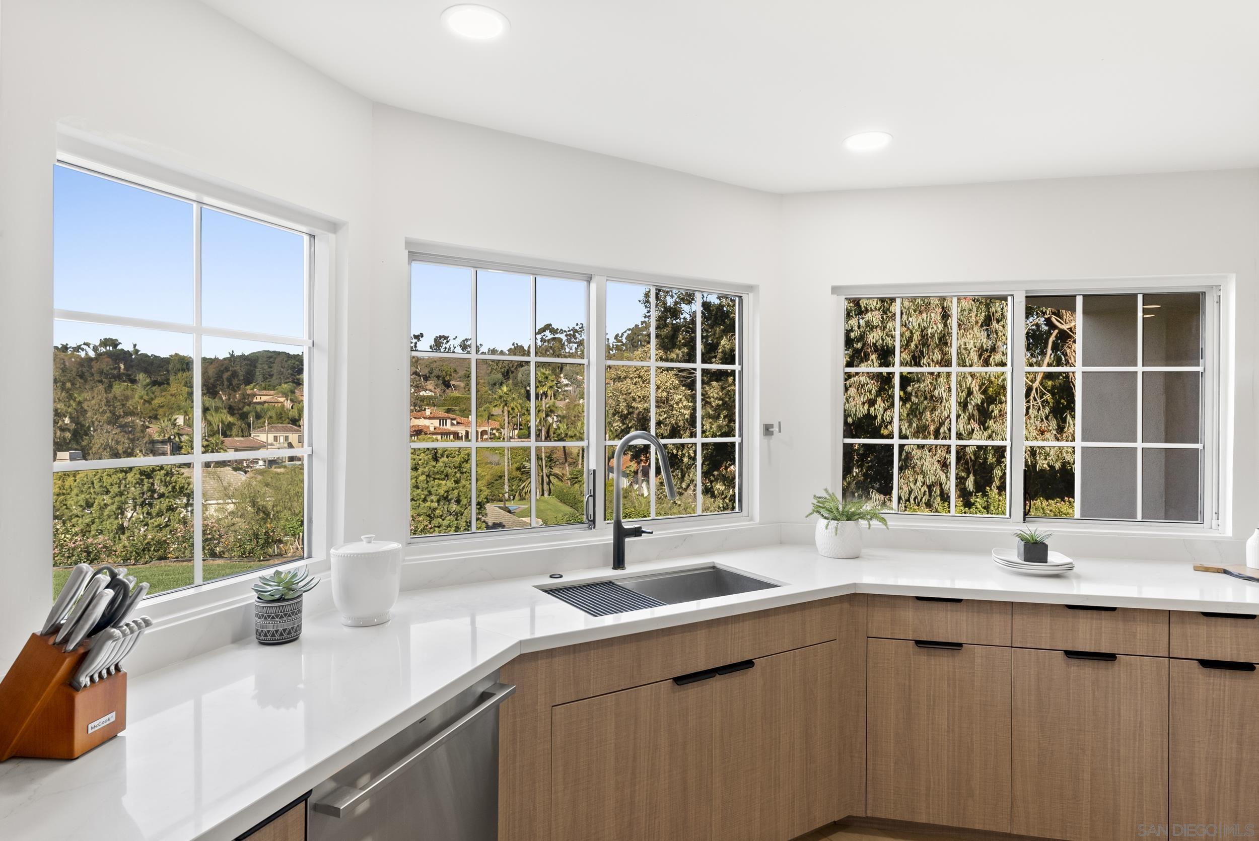 Detail Gallery Image 14 of 53 For 17515  Circa Oriente, Rancho Santa Fe,  CA 92067 - 5 Beds | 4/2 Baths