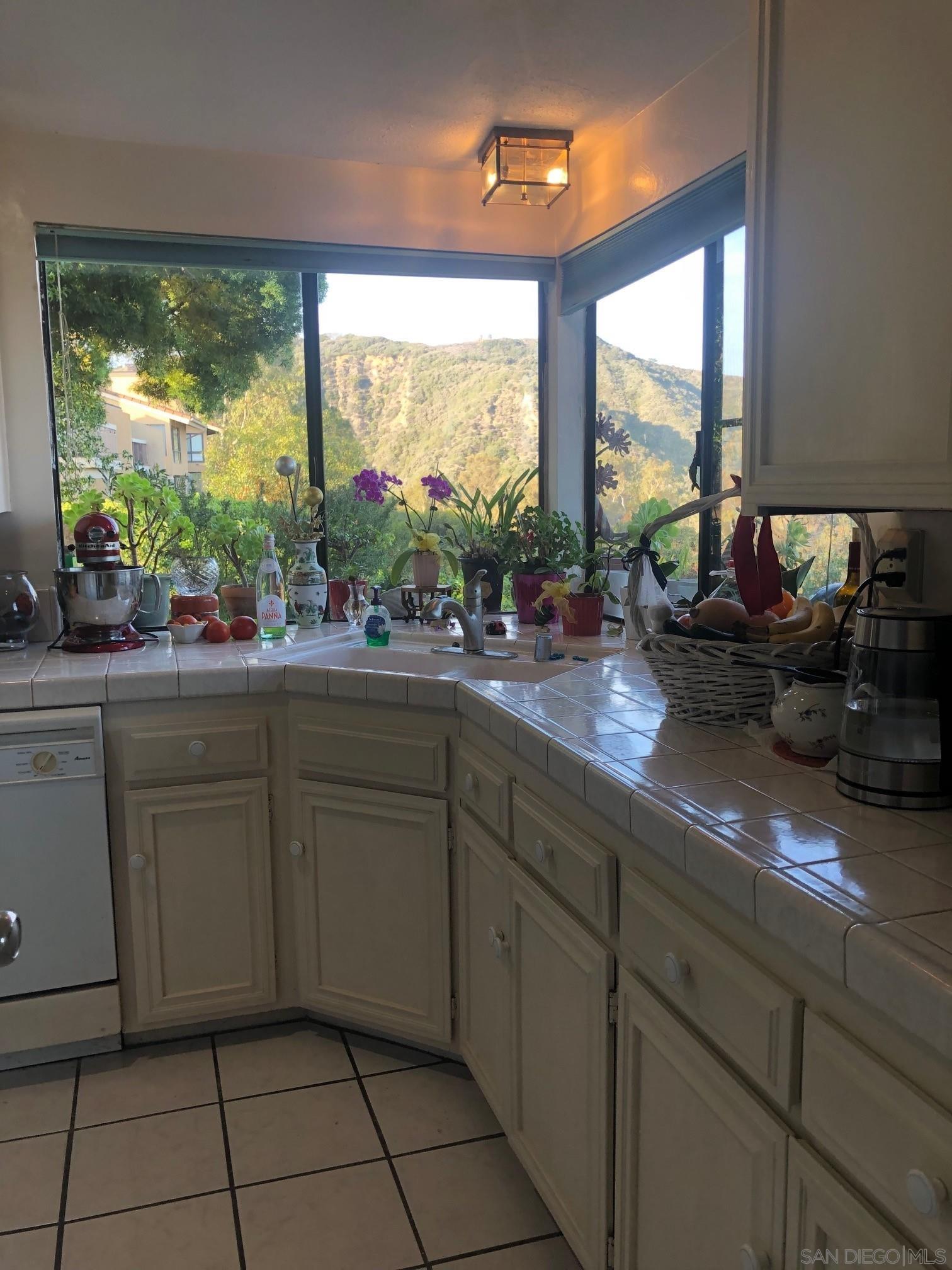 Detail Gallery Image 12 of 30 For 6645  Caminito Scioto, La Jolla,  CA 92037 - 3 Beds | 2/1 Baths