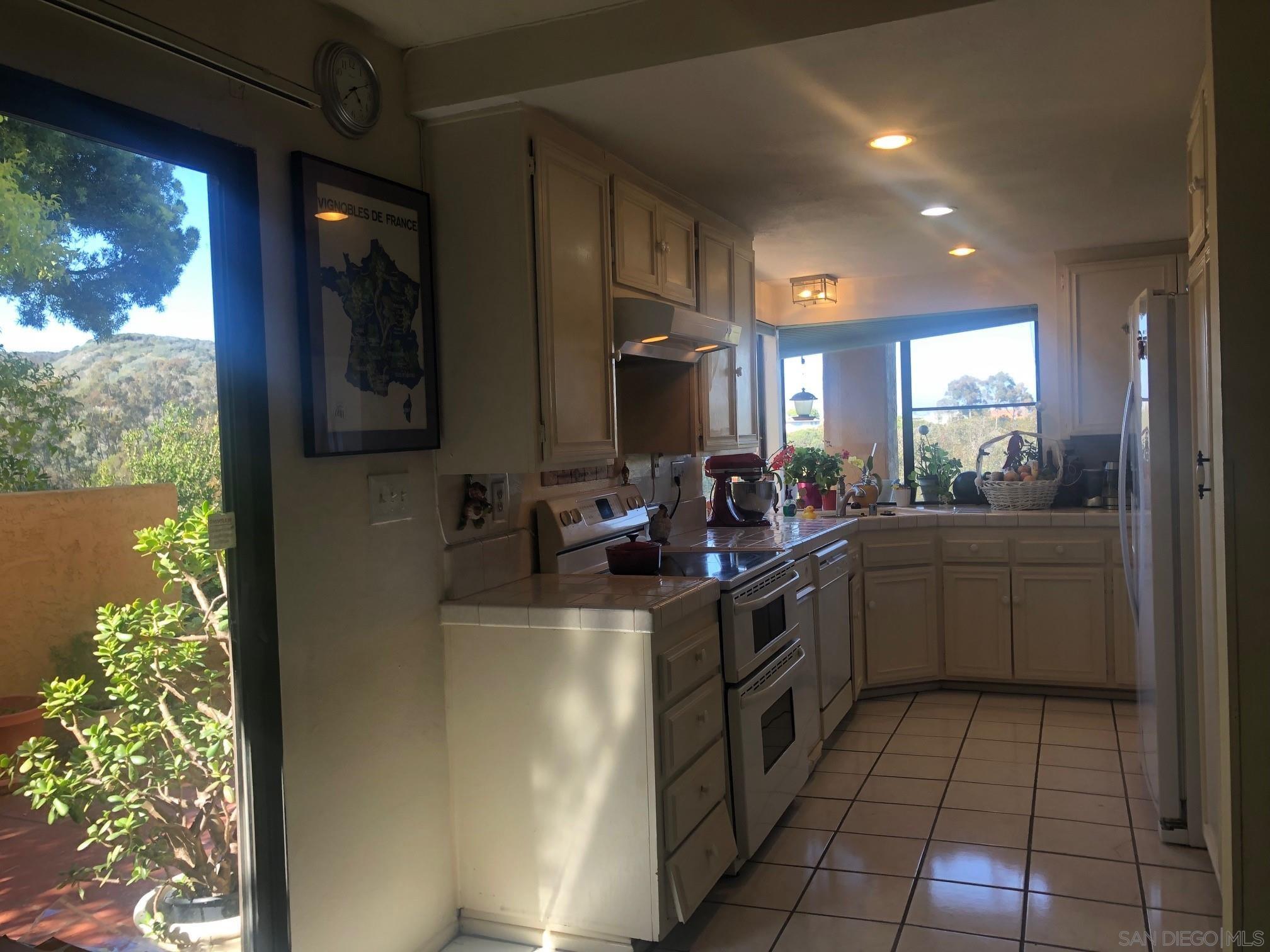 Detail Gallery Image 15 of 30 For 6645  Caminito Scioto, La Jolla,  CA 92037 - 3 Beds | 2/1 Baths