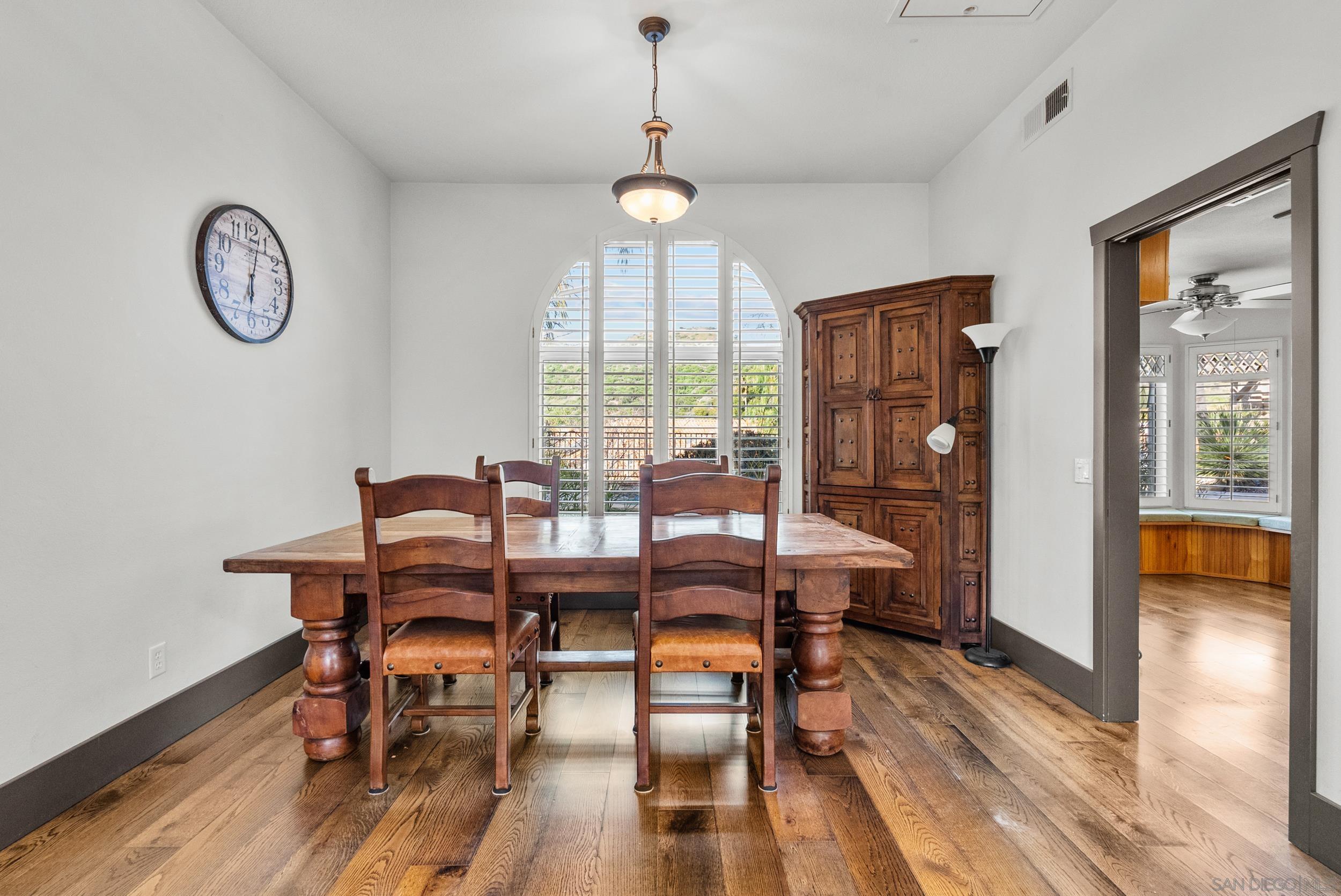 Detail Gallery Image 15 of 59 For 28885  Shadow Valley Ln, Santa Clarita,  CA 91390 - 4 Beds | 3 Baths