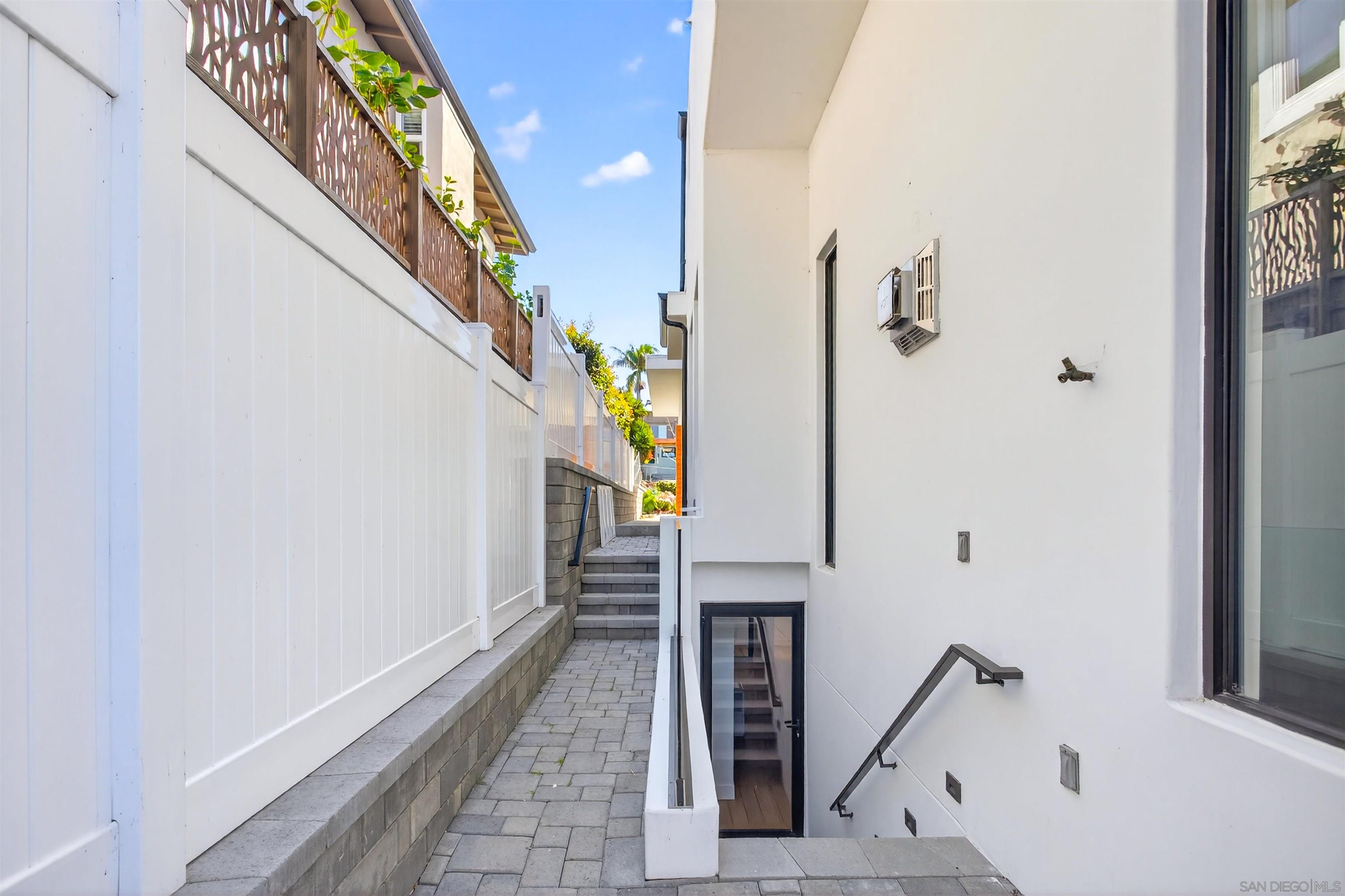 Detail Gallery Image 13 of 19 For 746  Bonair St, La Jolla,  CA 92037 - 3 Beds | 2/1 Baths