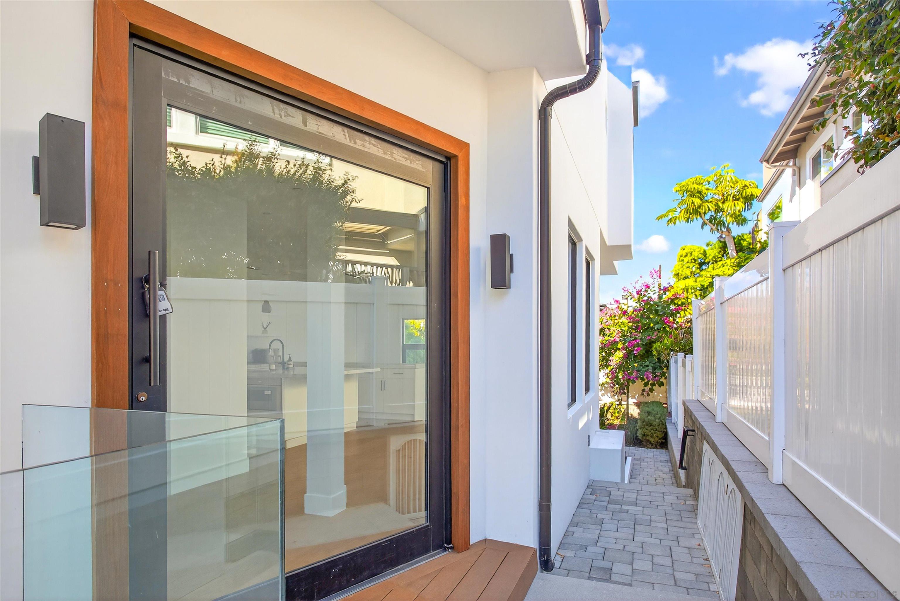 Detail Gallery Image 3 of 19 For 746  Bonair St, La Jolla,  CA 92037 - 3 Beds | 2/1 Baths