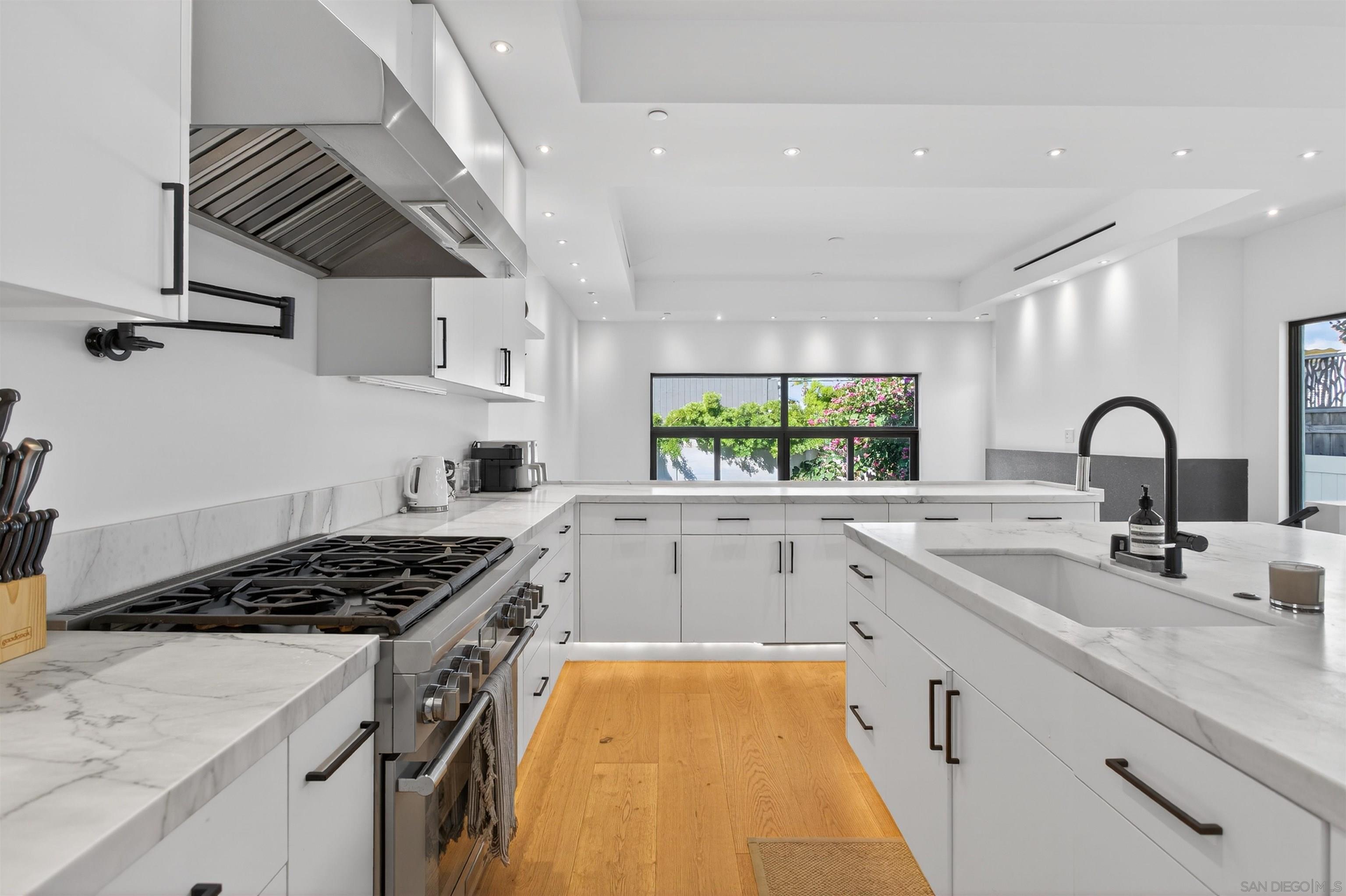 Detail Gallery Image 7 of 19 For 746  Bonair St, La Jolla,  CA 92037 - 3 Beds | 2/1 Baths