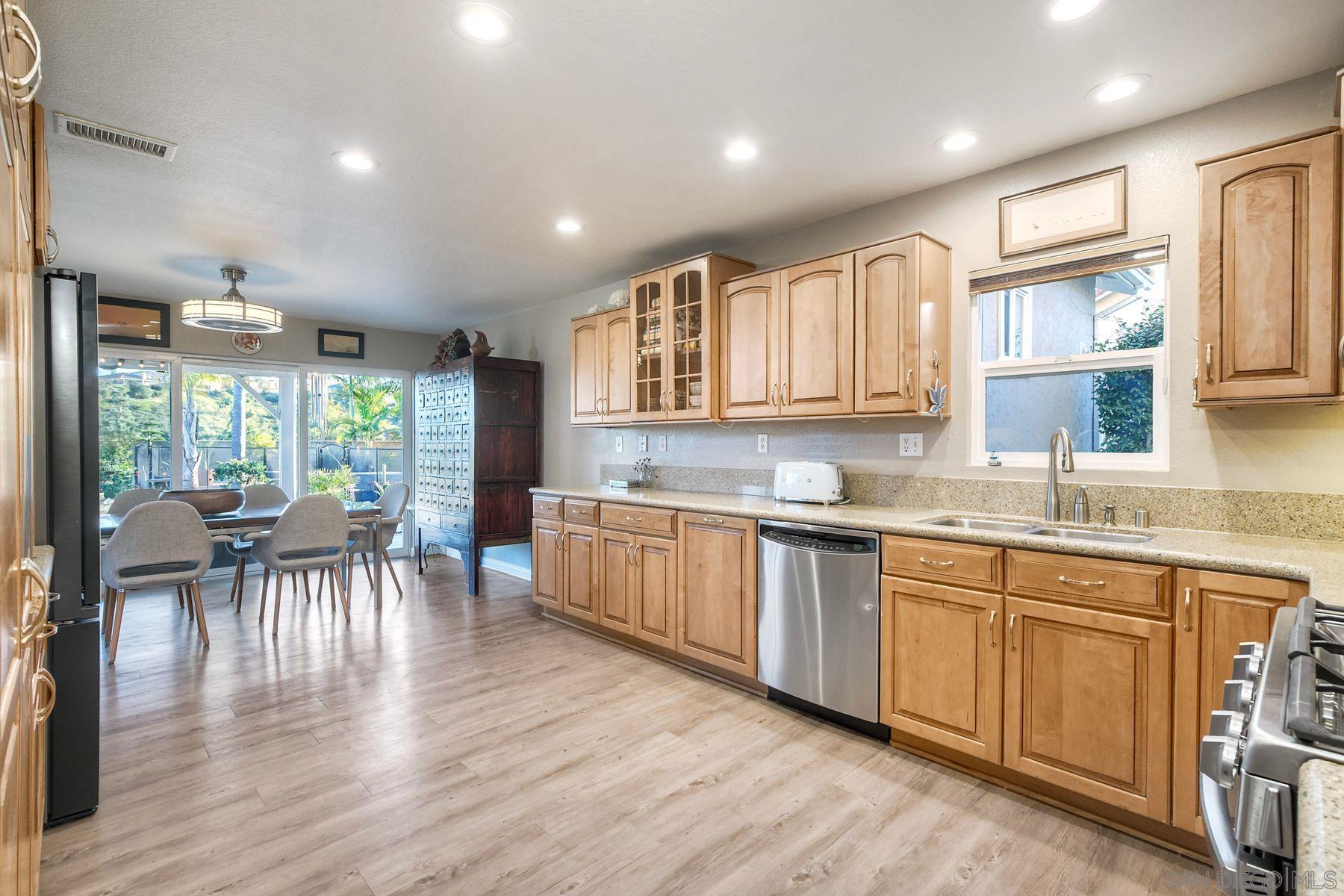 Detail Gallery Image 12 of 69 For 825  Bel Esprit Circle, San Marcos,  CA 92069 - 5 Beds | 3 Baths