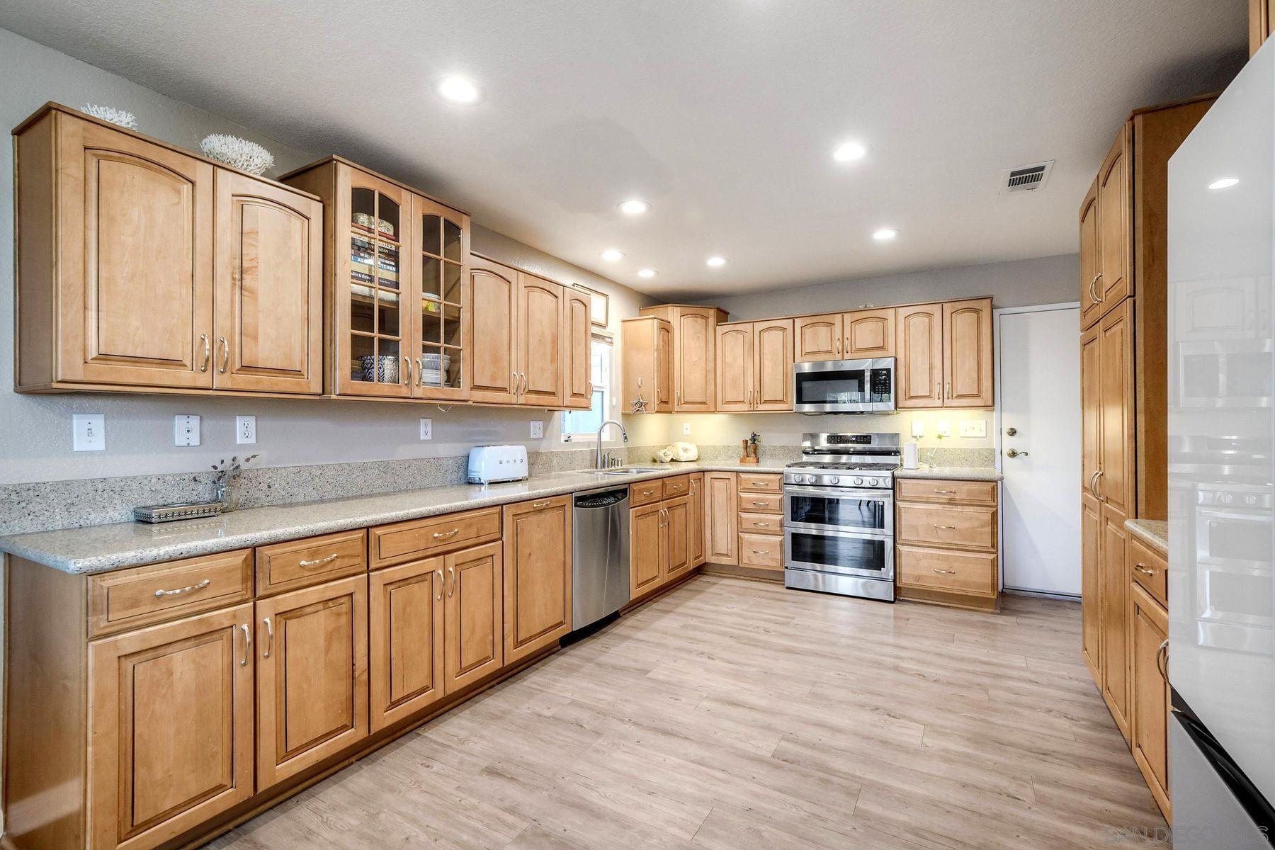 Detail Gallery Image 9 of 69 For 825  Bel Esprit Circle, San Marcos,  CA 92069 - 5 Beds | 3 Baths