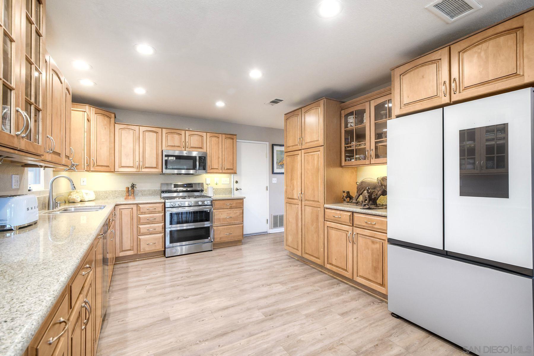 Detail Gallery Image 10 of 69 For 825  Bel Esprit Circle, San Marcos,  CA 92069 - 5 Beds | 3 Baths