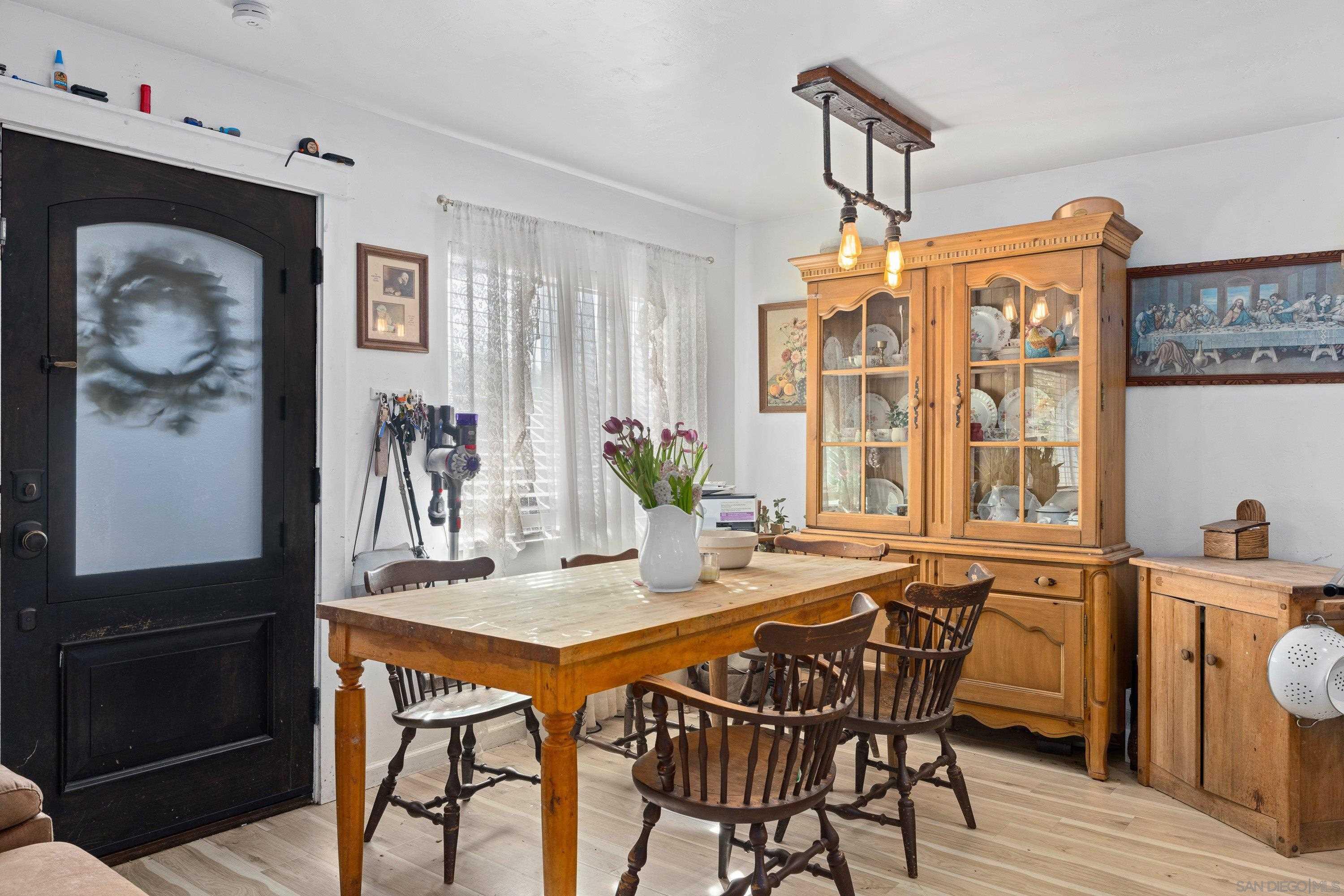 Detail Gallery Image 9 of 30 For 9750  Ivanho St, Spring Valley,  CA 91977 - 4 Beds | 2 Baths