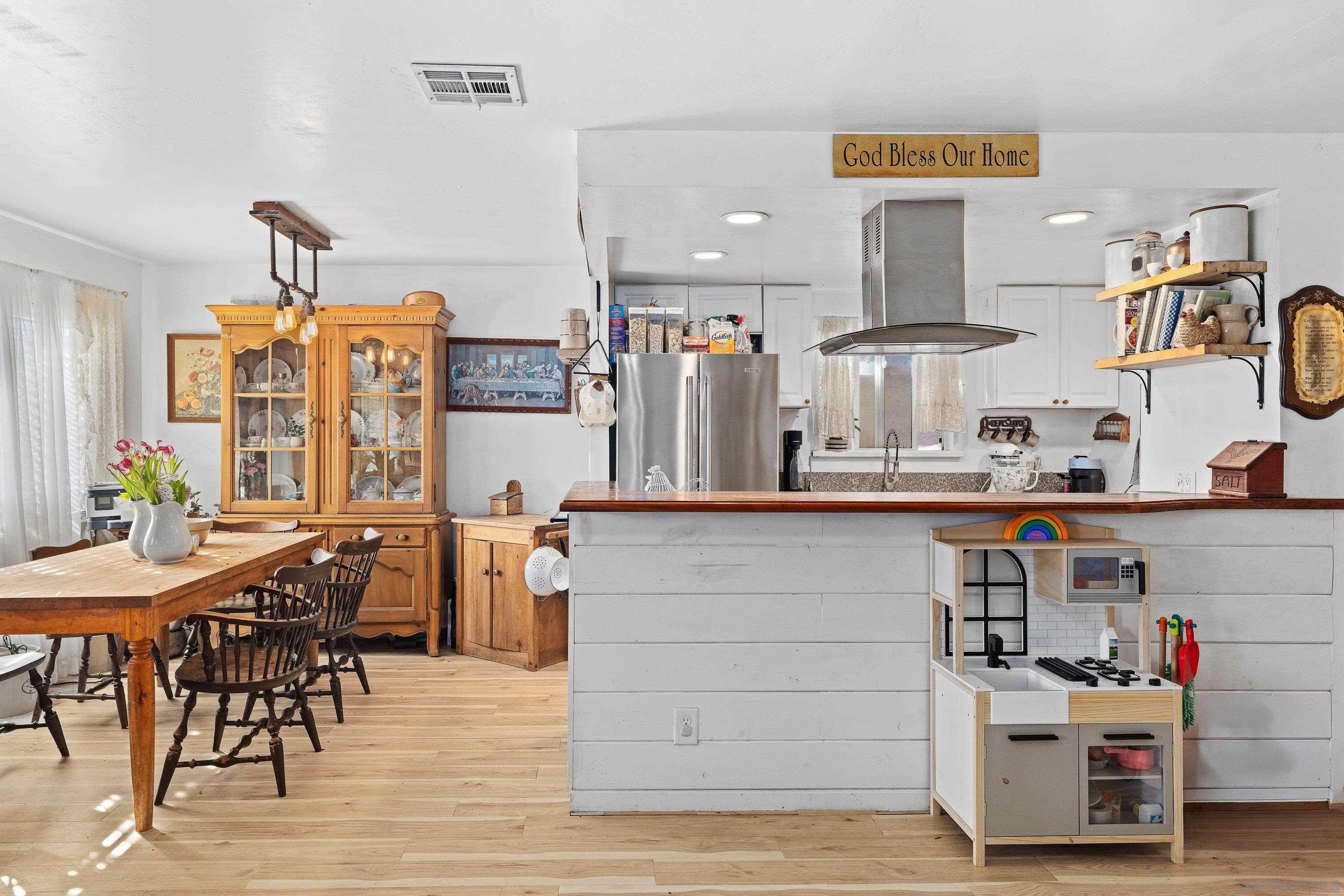 Detail Gallery Image 10 of 30 For 9750  Ivanho St, Spring Valley,  CA 91977 - 4 Beds | 2 Baths