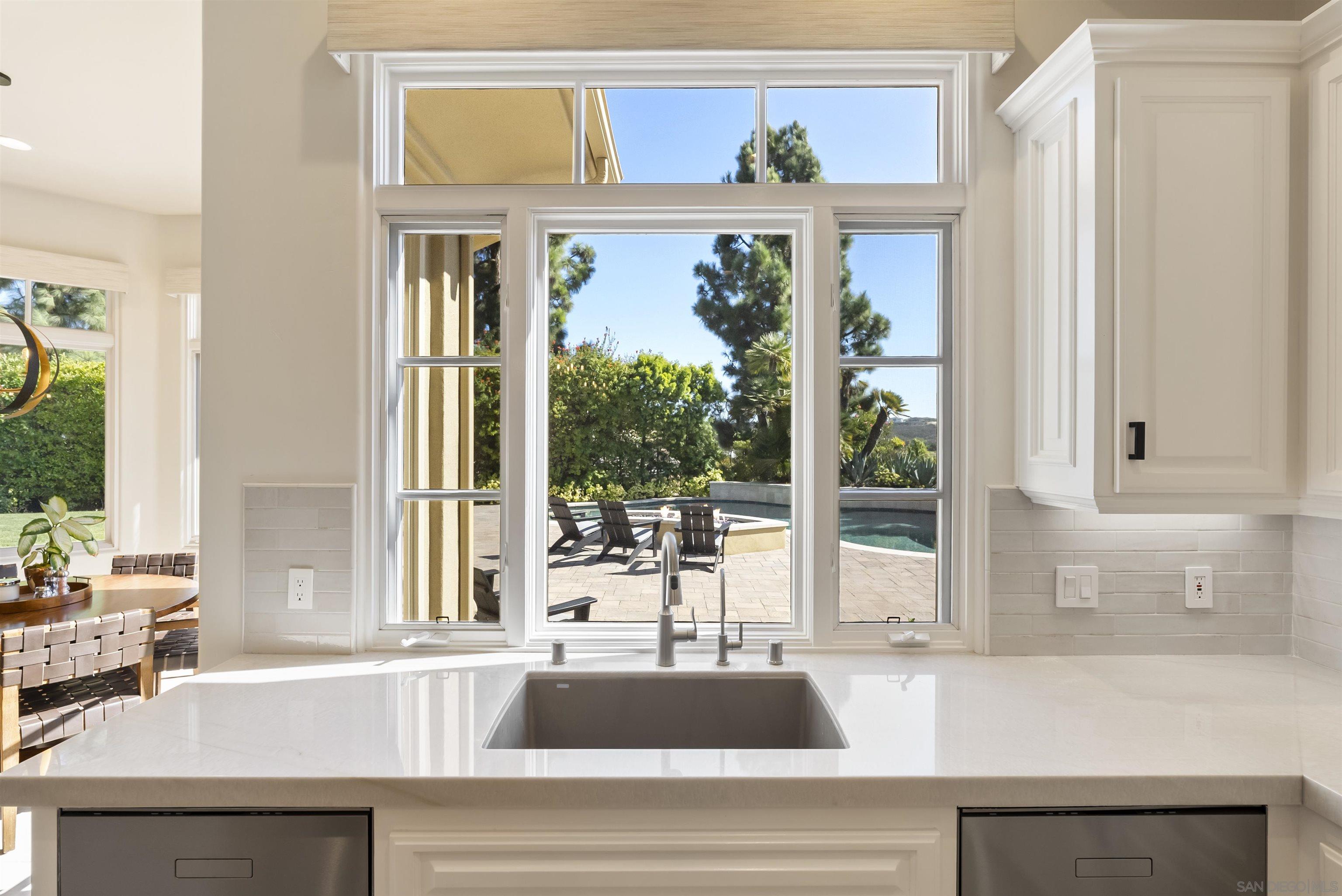 Detail Gallery Image 10 of 28 For 14480  Bellvista Dr, Rancho Santa Fe,  CA 92067 - 5 Beds | 5/1 Baths