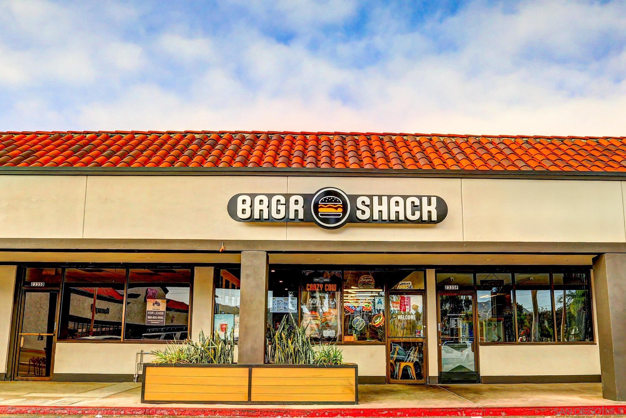 Detail Gallery Image 2 of 7 For 2335  E. Valley Pkwy, Unit E, Escondido,  CA 92027 - – Beds | – Baths