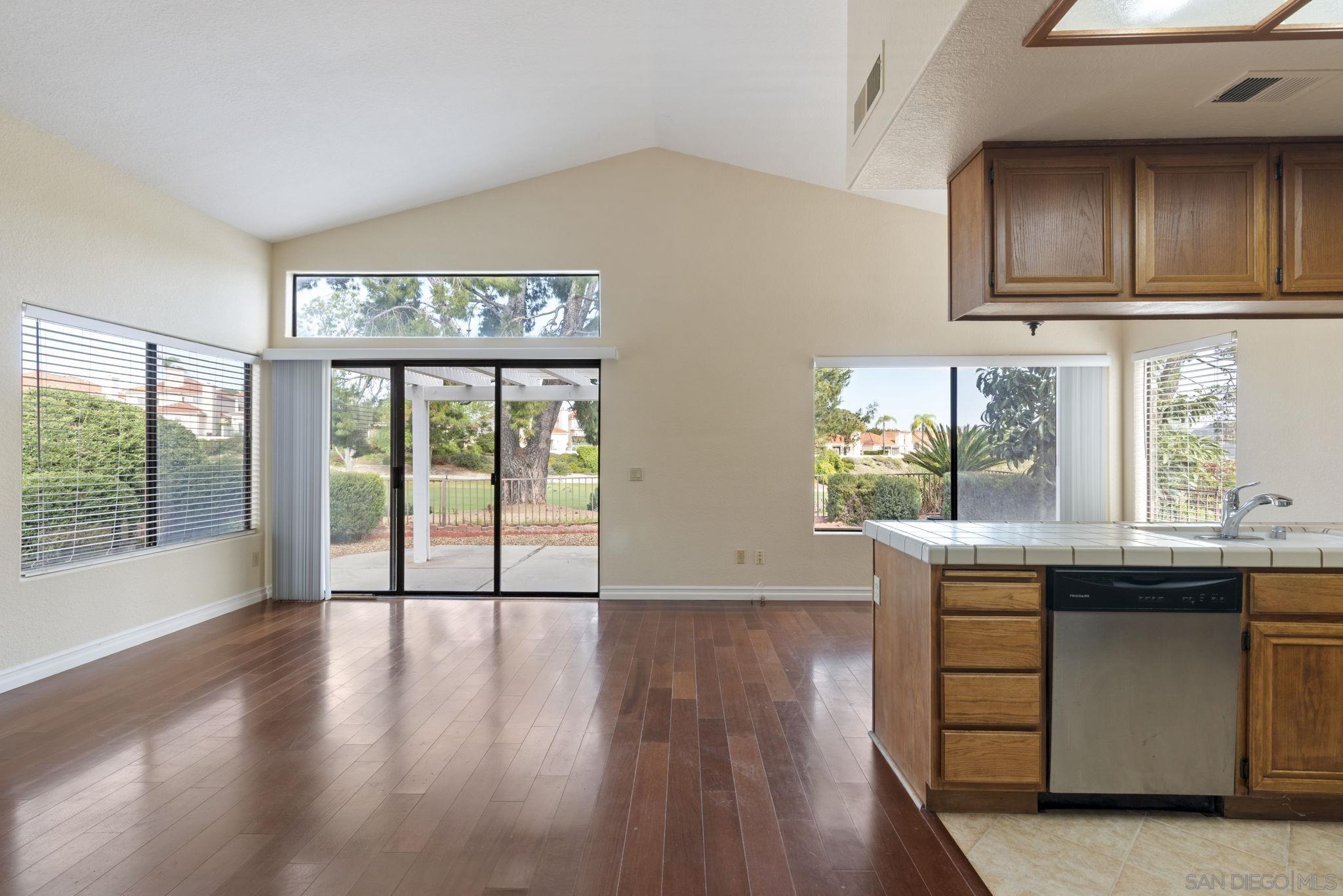 Detail Gallery Image 8 of 41 For 15174  Avenida Rorras, San Diego,  CA 92128 - 3 Beds | 2 Baths