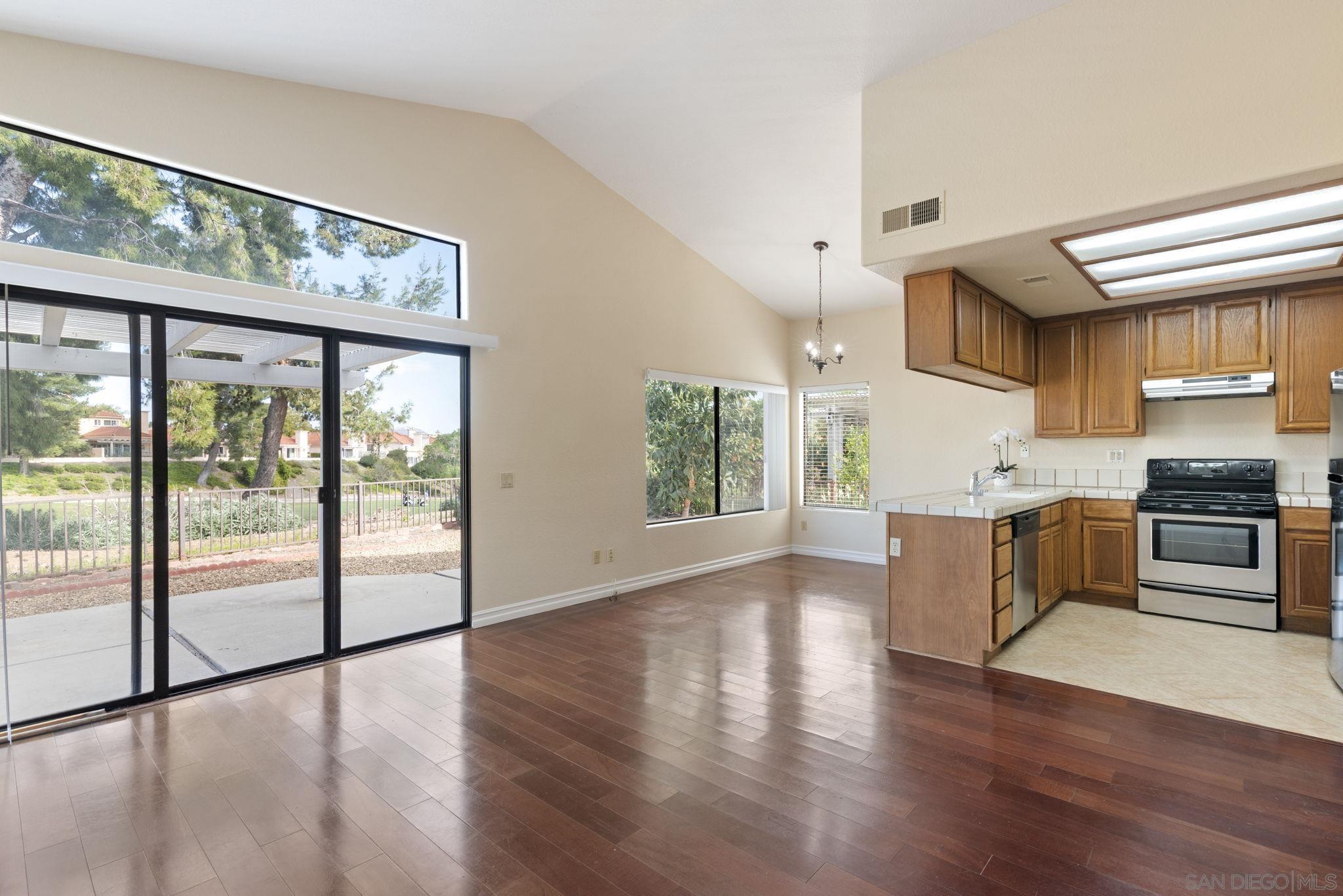 Detail Gallery Image 9 of 41 For 15174  Avenida Rorras, San Diego,  CA 92128 - 3 Beds | 2 Baths