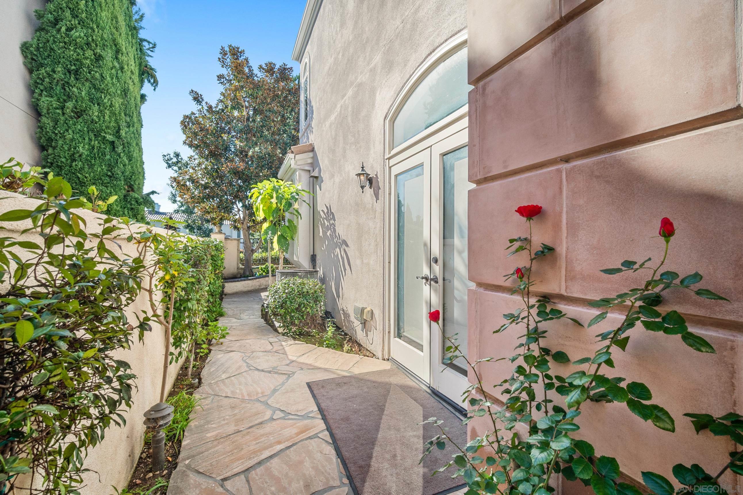 Detail Gallery Image 14 of 25 For 5380  Renaissance Ave, San Diego,  CA 92122 - 4 Beds | 3/1 Baths