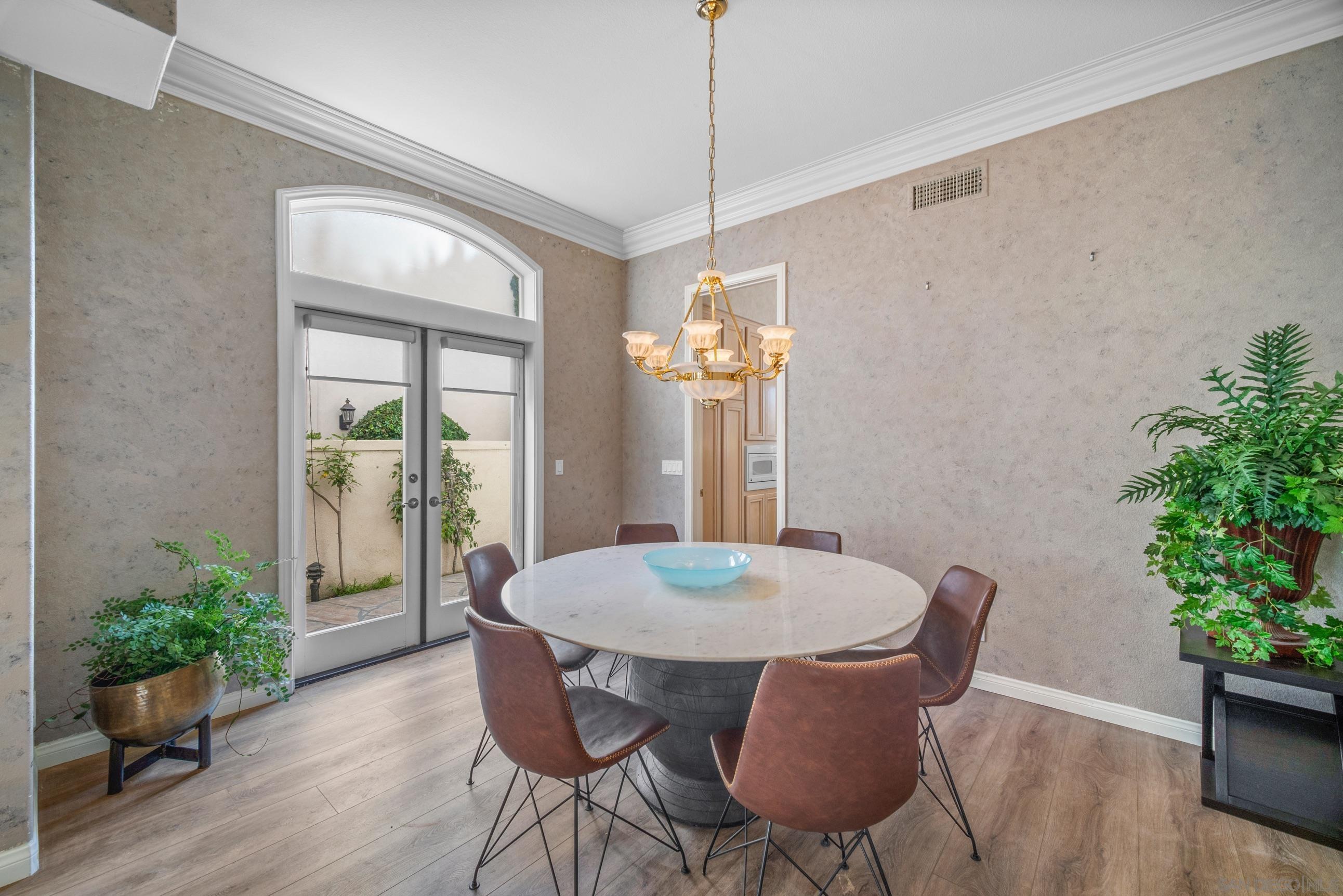 Detail Gallery Image 5 of 25 For 5380  Renaissance Ave, San Diego,  CA 92122 - 4 Beds | 3/1 Baths