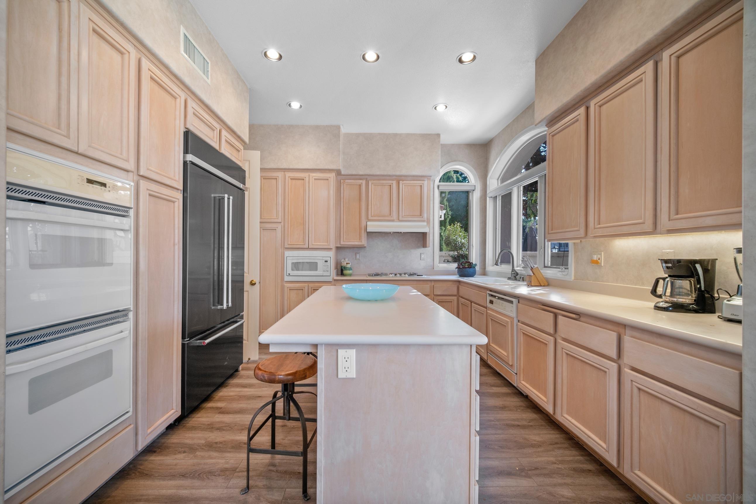 Detail Gallery Image 10 of 25 For 5380  Renaissance Ave, San Diego,  CA 92122 - 4 Beds | 3/1 Baths