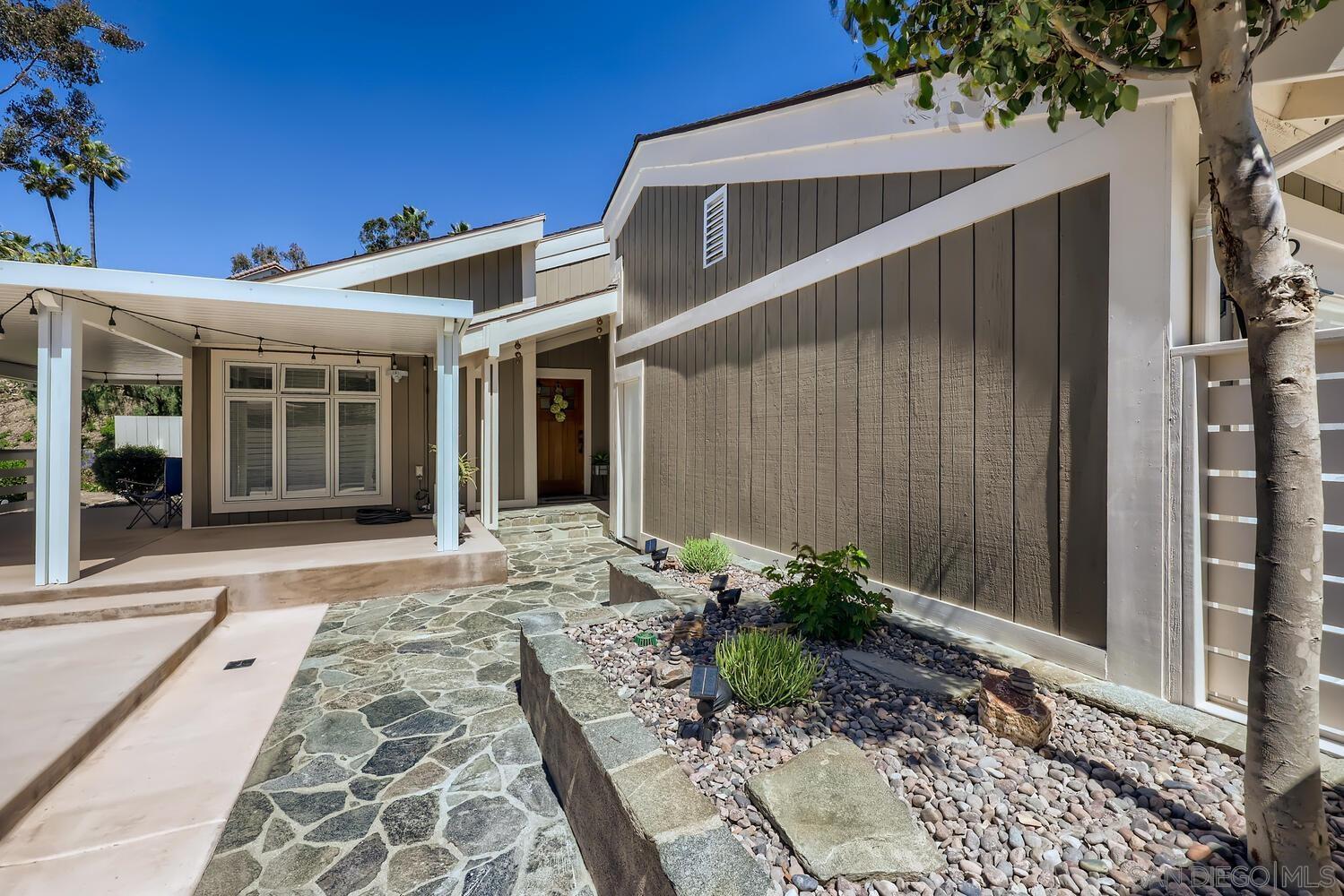 Detail Gallery Image 2 of 31 For 10808  Valiente Court, San Diego,  CA 92124 - 5 Beds | 3 Baths