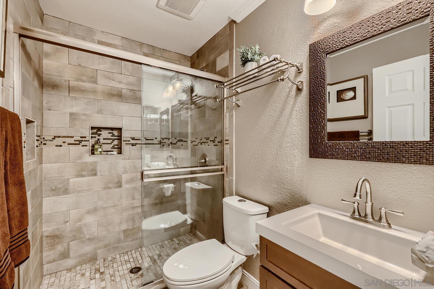 Detail Gallery Image 14 of 31 For 10808  Valiente Court, San Diego,  CA 92124 - 5 Beds | 3 Baths