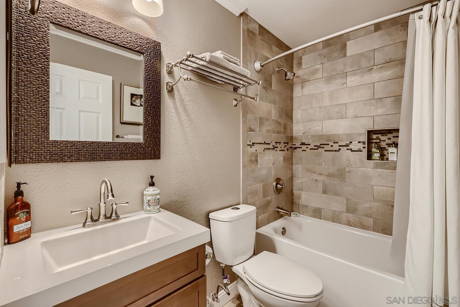 Detail Gallery Image 15 of 31 For 10808  Valiente Court, San Diego,  CA 92124 - 5 Beds | 3 Baths