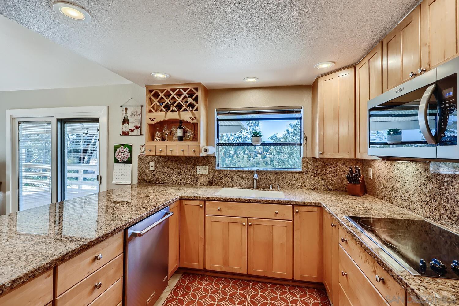 Detail Gallery Image 8 of 31 For 10808  Valiente Court, San Diego,  CA 92124 - 5 Beds | 3 Baths