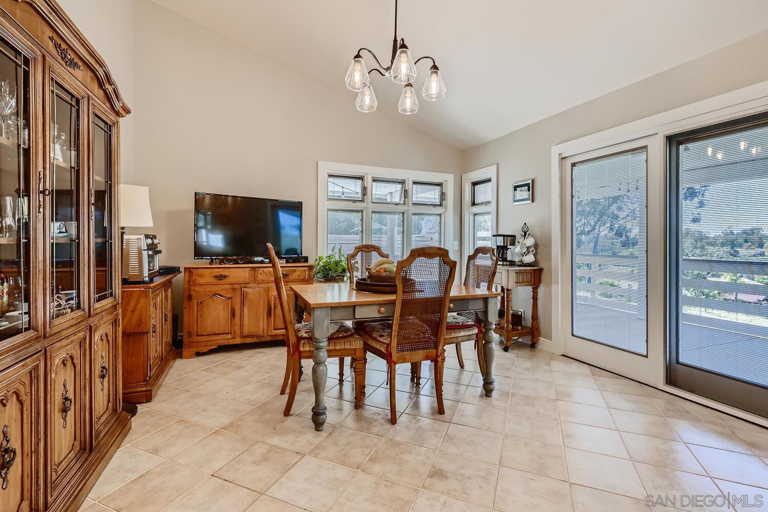 Detail Gallery Image 9 of 31 For 10808  Valiente Court, San Diego,  CA 92124 - 5 Beds | 3 Baths