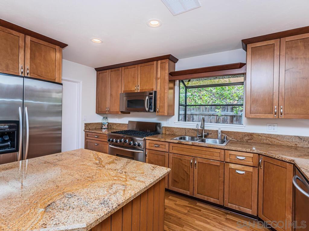 Detail Gallery Image 17 of 41 For 3269  Wellesly Ave, San Diego,  CA 92122 - 3 Beds | 3 Baths