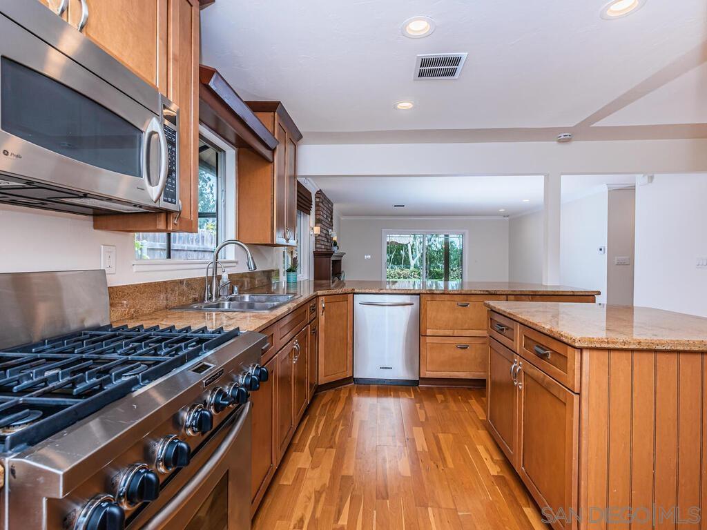 Detail Gallery Image 18 of 41 For 3269  Wellesly Ave, San Diego,  CA 92122 - 3 Beds | 3 Baths