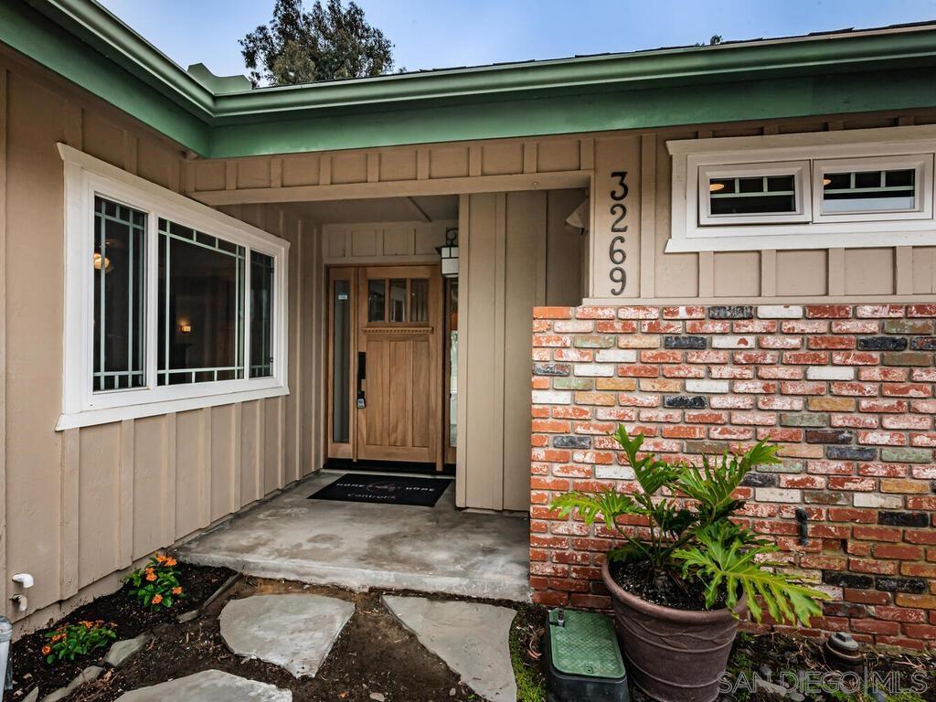 Detail Gallery Image 3 of 41 For 3269  Wellesly Ave, San Diego,  CA 92122 - 3 Beds | 3 Baths