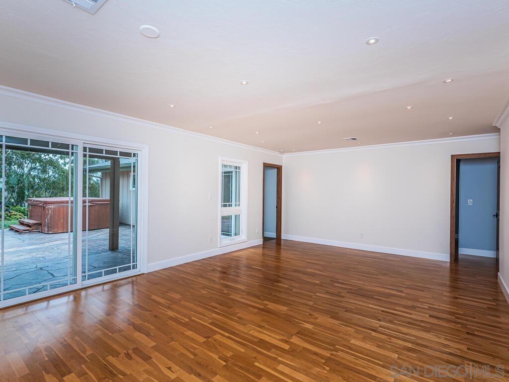 Detail Gallery Image 6 of 41 For 3269  Wellesly Ave, San Diego,  CA 92122 - 3 Beds | 3 Baths