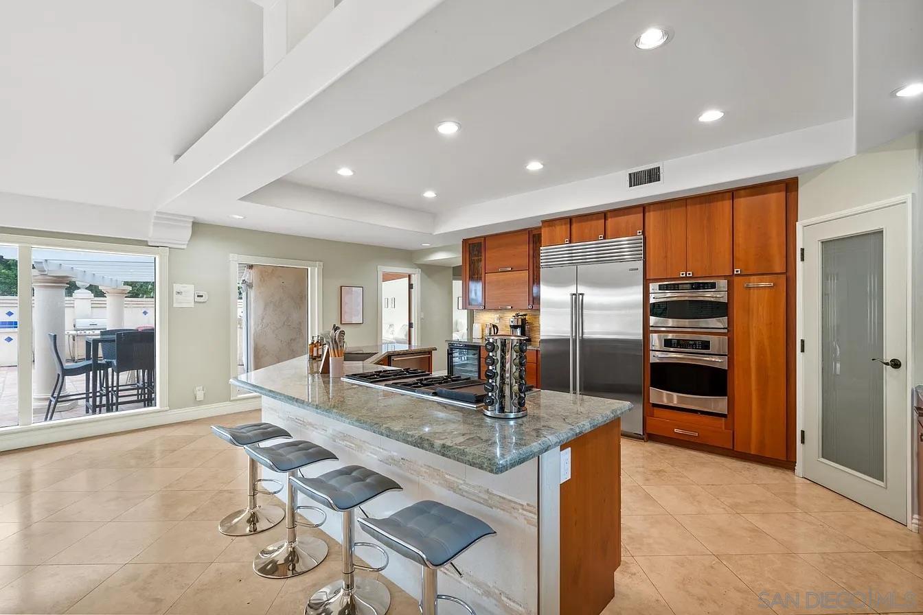 Detail Gallery Image 2 of 27 For 5432  Candlelight Drive, La Jolla,  CA 92037 - 5 Beds | 3 Baths