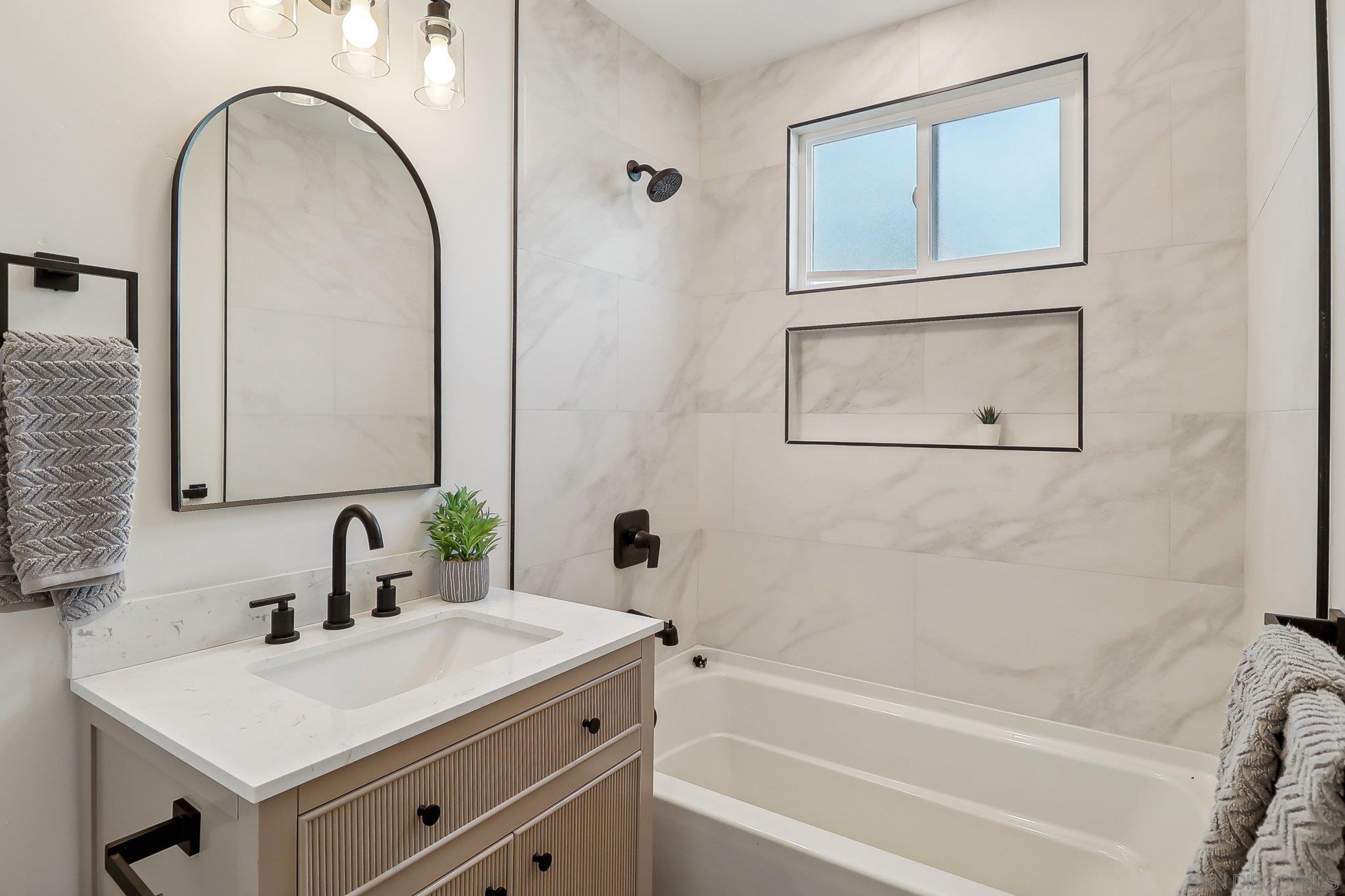 Detail Gallery Image 5 of 8 For 913  25th Street, San Diego,  CA 92102 - – Beds | – Baths