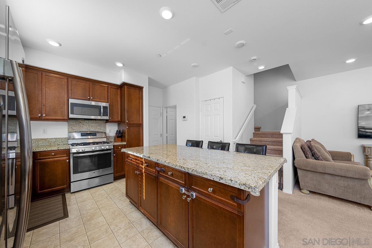 Detail Gallery Image 10 of 37 For 2840  Athens Rd  #8,  Chula Vista,  CA 91915 - 4 Beds | 2/1 Baths