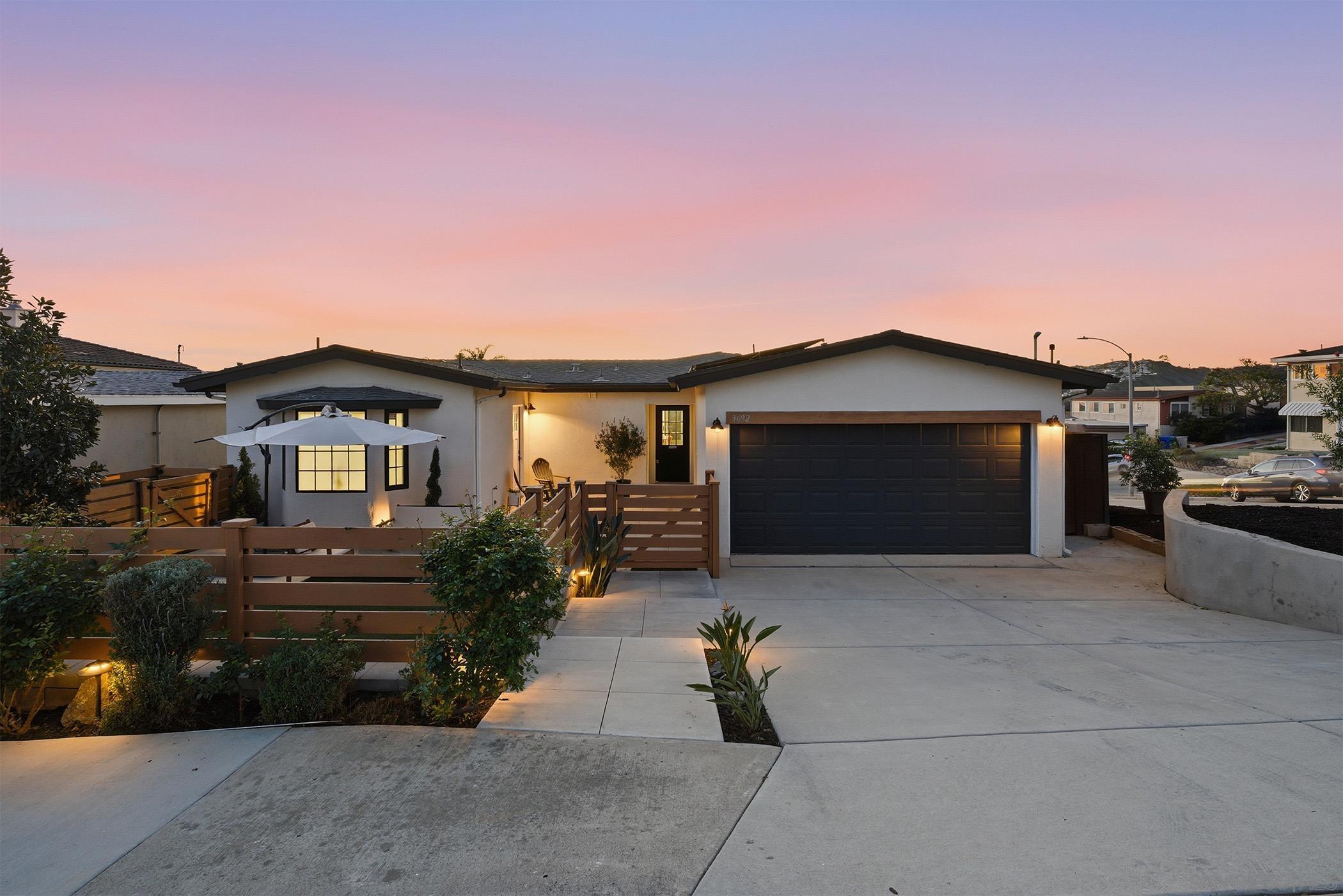 Detail Gallery Image 2 of 52 For 3692  Princeton Avenue, San Diego,  CA 92117 - 5 Beds | 3 Baths