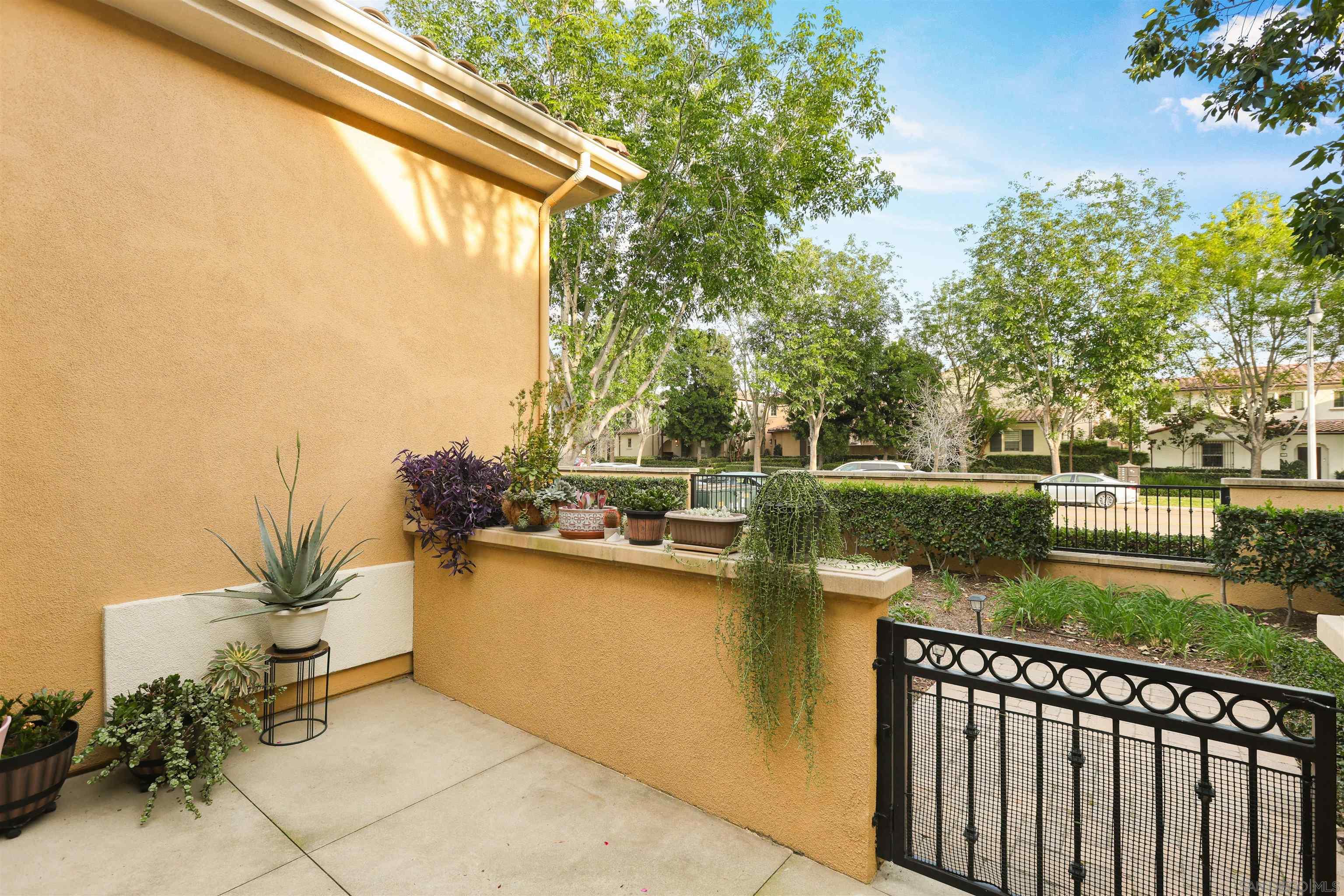 Detail Gallery Image 5 of 48 For 181  Groveland, Irvine,  CA 92620 - 2 Beds | 2/1 Baths