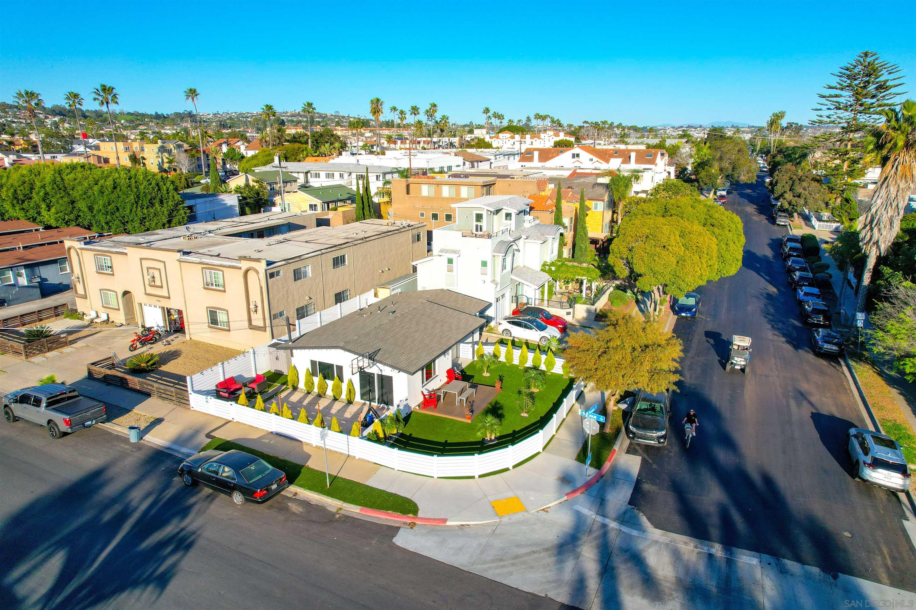 Detail Gallery Image 2 of 47 For 1404  Thomas Ave, San Diego,  CA 92109 - 2 Beds | 2 Baths