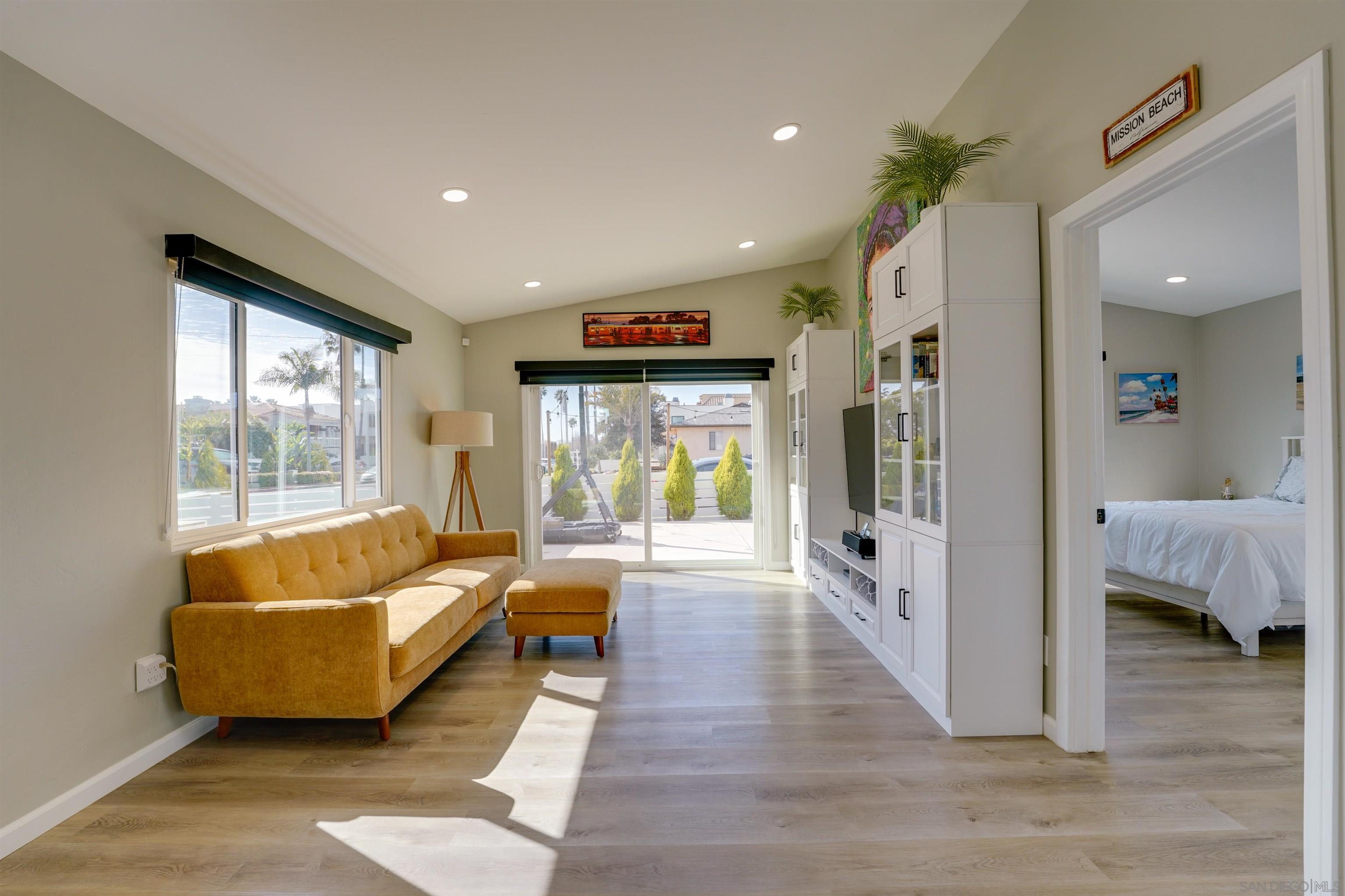 Detail Gallery Image 13 of 47 For 1404  Thomas Ave, San Diego,  CA 92109 - 2 Beds | 2 Baths