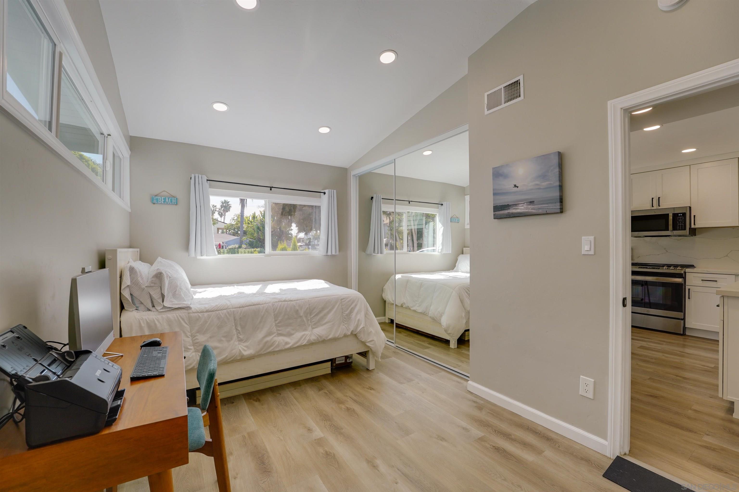 Detail Gallery Image 26 of 47 For 1404  Thomas Ave, San Diego,  CA 92109 - 2 Beds | 2 Baths