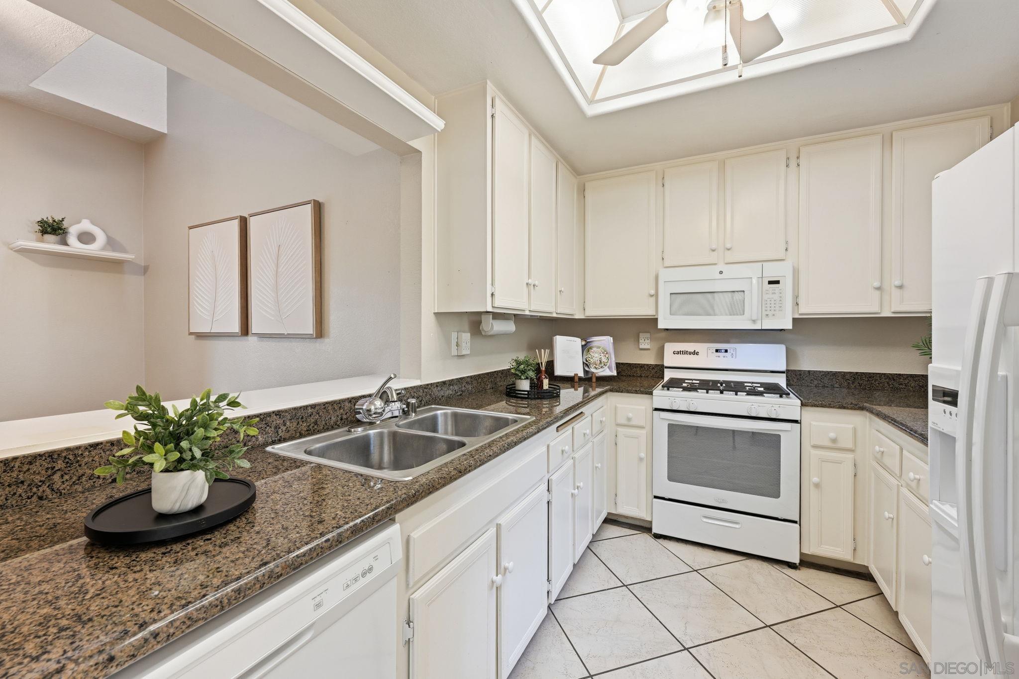 Detail Gallery Image 11 of 34 For 2591  Regent Rd, Carlsbad,  CA 92010 - 3 Beds | 2/1 Baths