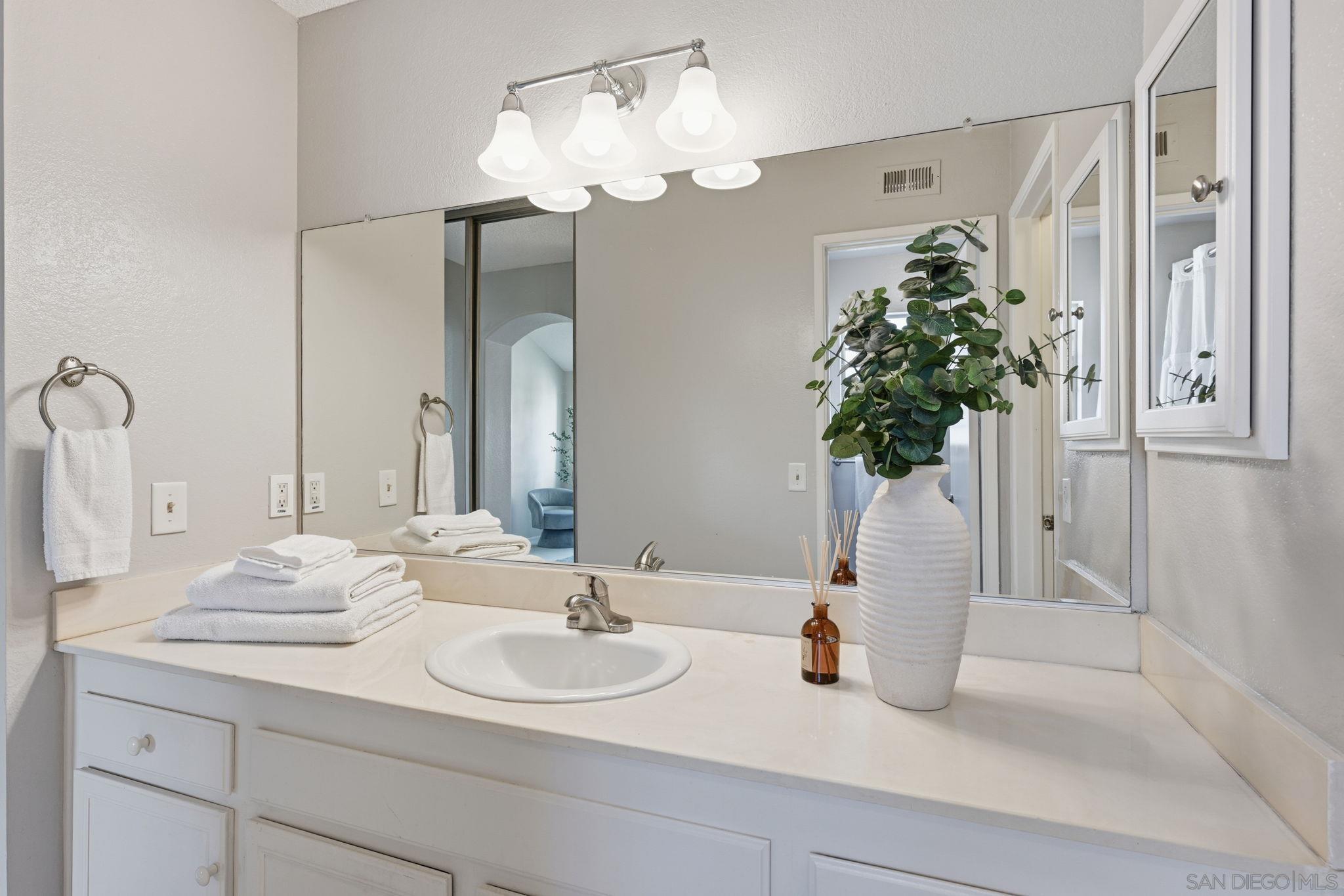 Detail Gallery Image 20 of 34 For 2591  Regent Rd, Carlsbad,  CA 92010 - 3 Beds | 2/1 Baths