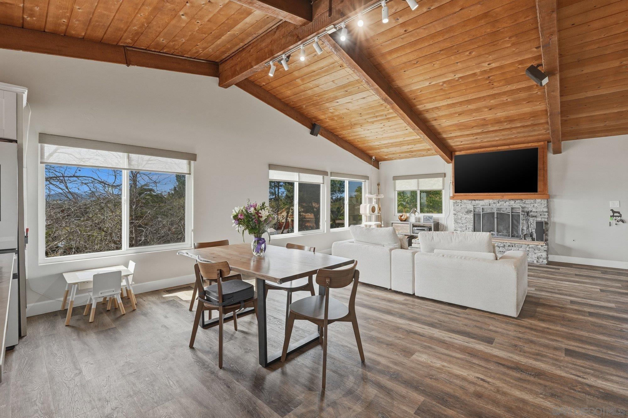 Detail Gallery Image 12 of 45 For 1761  Country Ln, Escondido,  CA 92025 - 4 Beds | 3 Baths