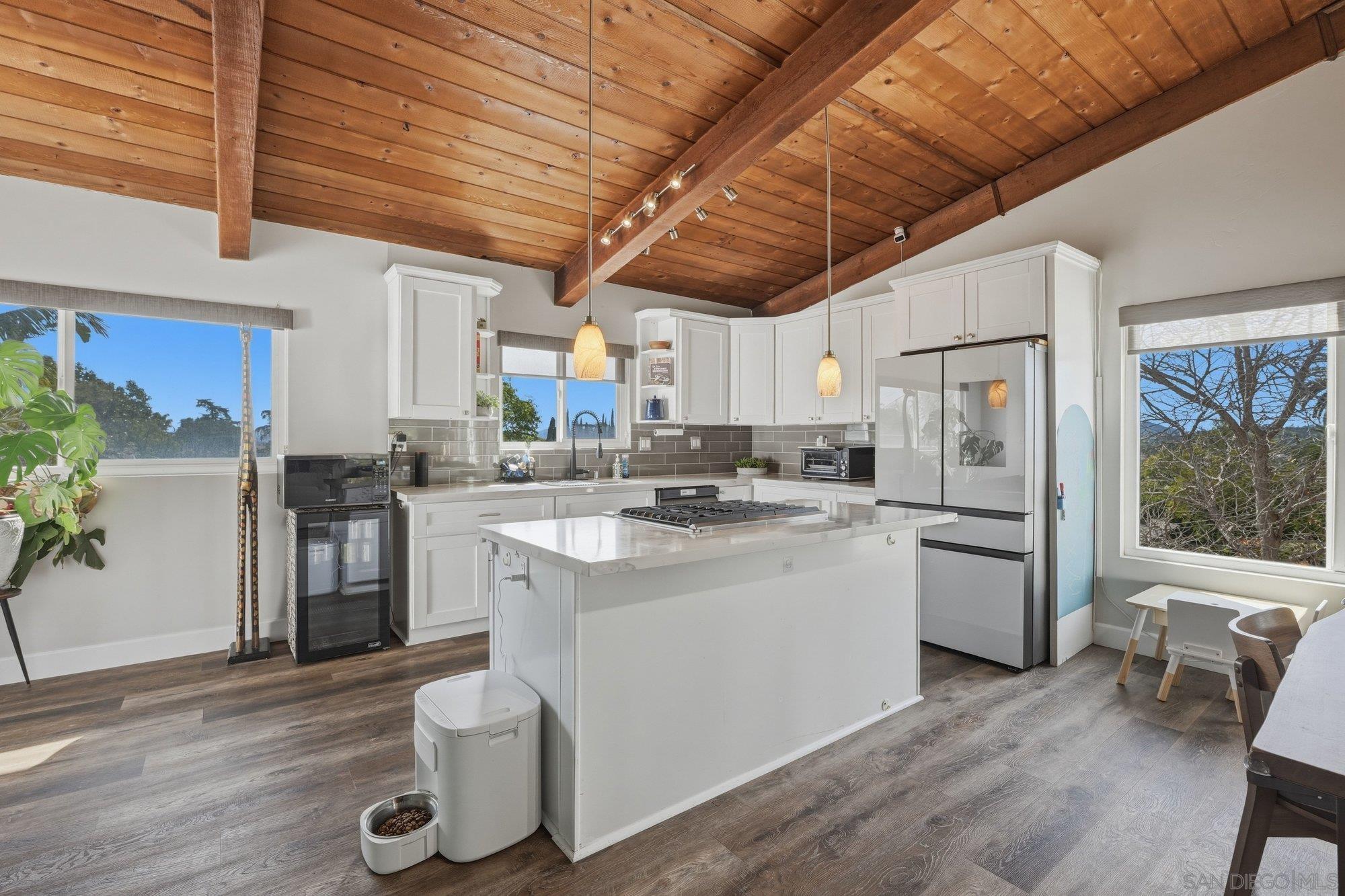 Detail Gallery Image 13 of 45 For 1761  Country Ln, Escondido,  CA 92025 - 4 Beds | 3 Baths