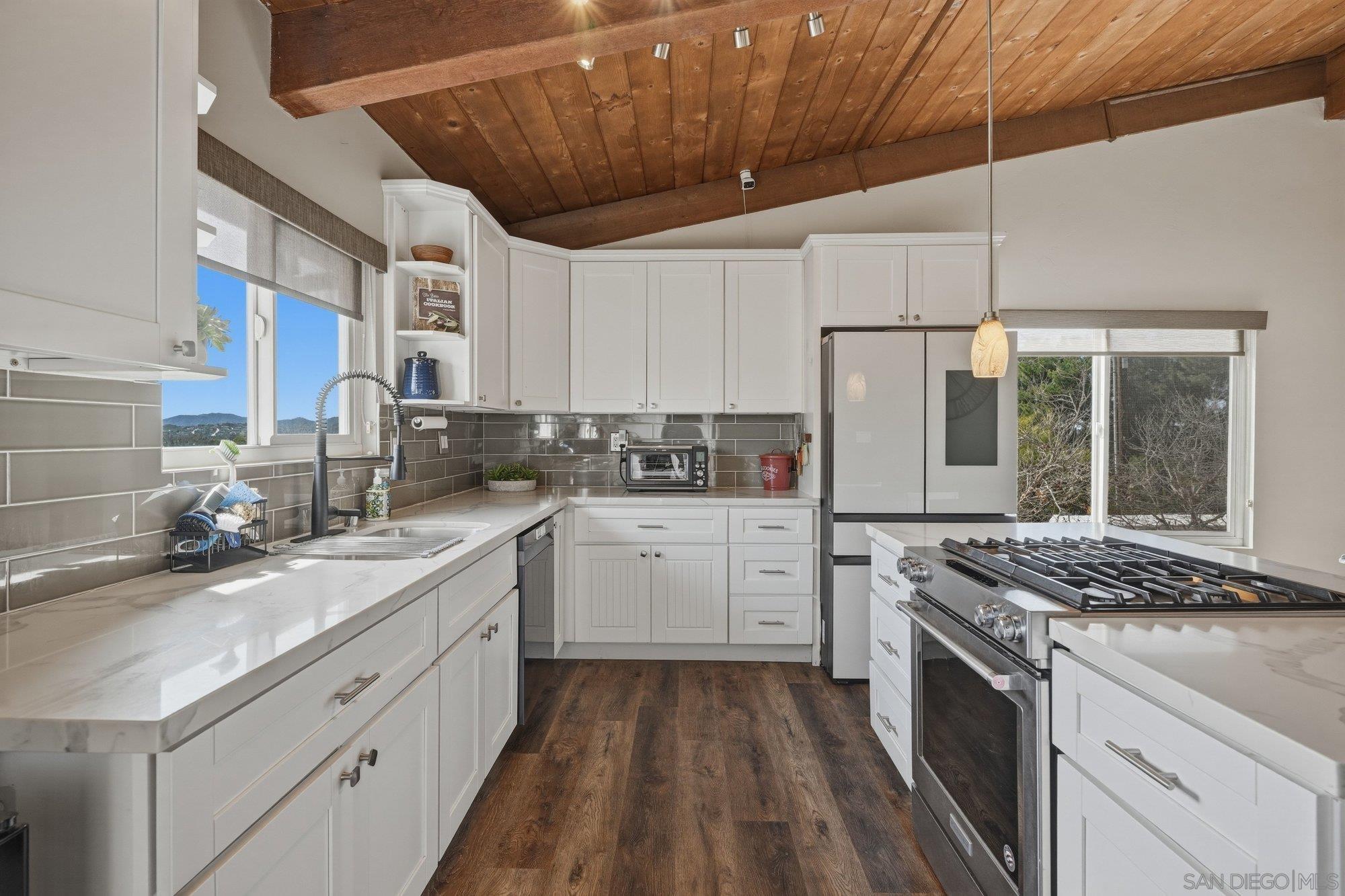 Detail Gallery Image 15 of 45 For 1761  Country Ln, Escondido,  CA 92025 - 4 Beds | 3 Baths