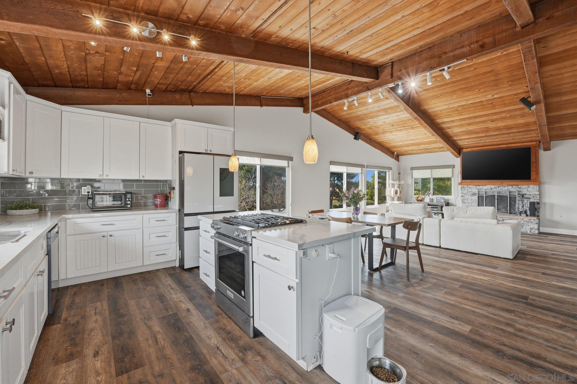 Detail Gallery Image 16 of 45 For 1761  Country Ln, Escondido,  CA 92025 - 4 Beds | 3 Baths