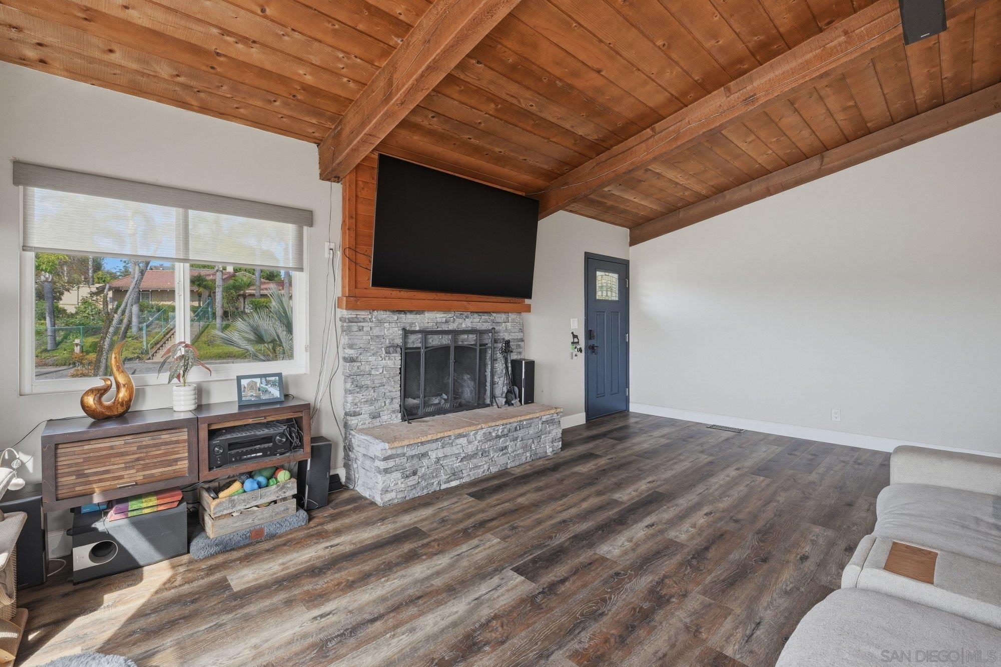 Detail Gallery Image 10 of 45 For 1761  Country Ln, Escondido,  CA 92025 - 4 Beds | 3 Baths