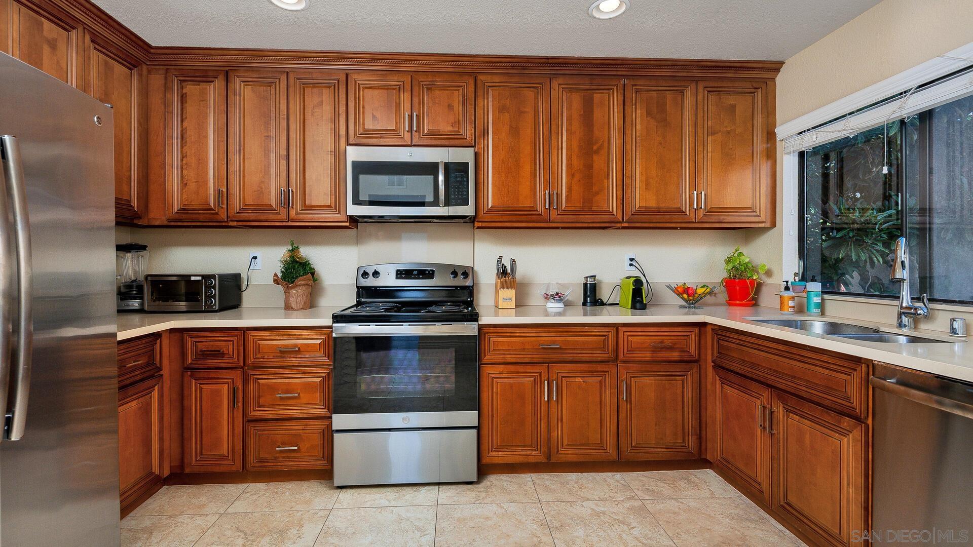 Detail Gallery Image 11 of 44 For 2559  Caminito Muirfield, La Jolla,  CA 92037 - 3 Beds | 3 Baths