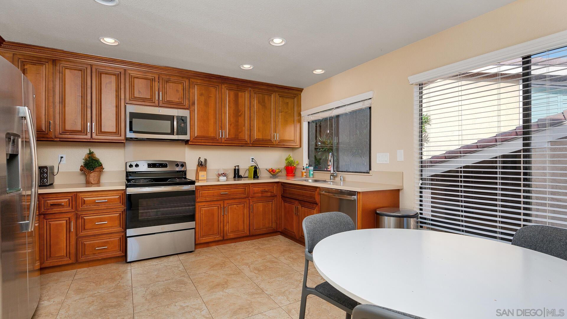 Detail Gallery Image 9 of 44 For 2559  Caminito Muirfield, La Jolla,  CA 92037 - 3 Beds | 3 Baths