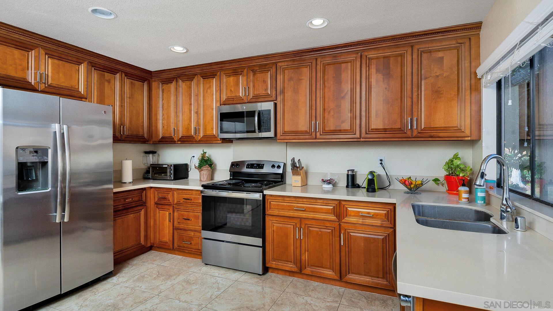 Detail Gallery Image 10 of 44 For 2559  Caminito Muirfield, La Jolla,  CA 92037 - 3 Beds | 3 Baths