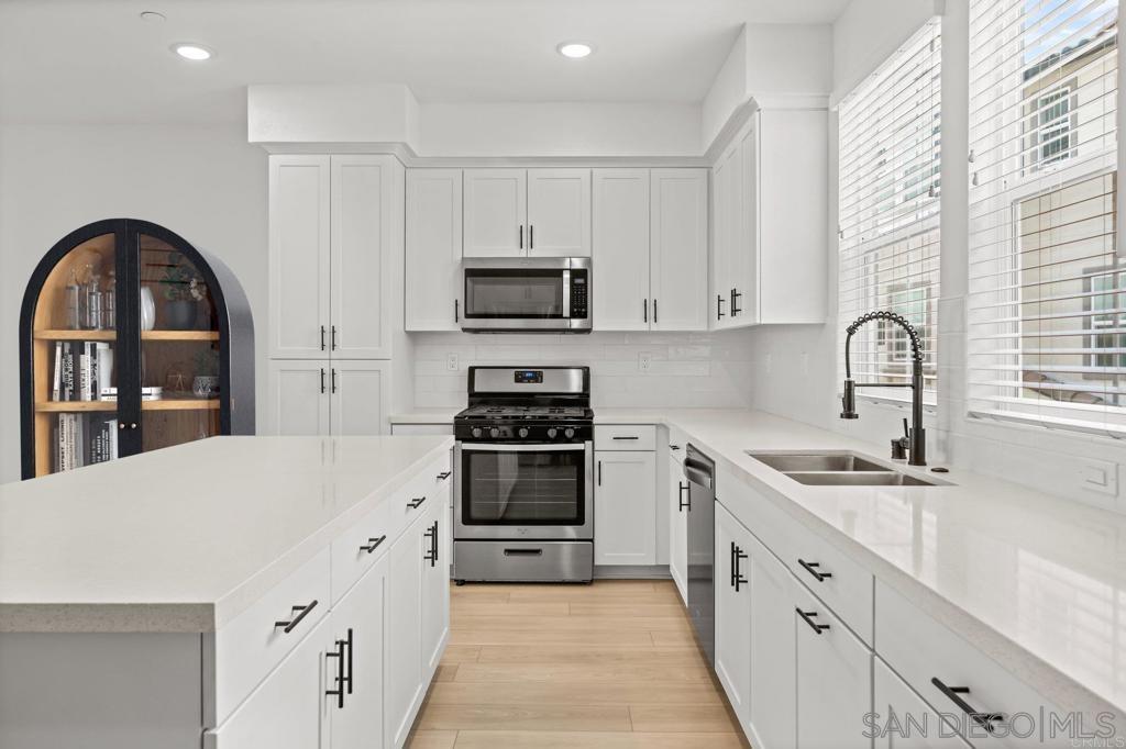 Detail Gallery Image 11 of 12 For 408  Carina Gln, Escondido,  CA 92025 - 4 Beds | 3/1 Baths