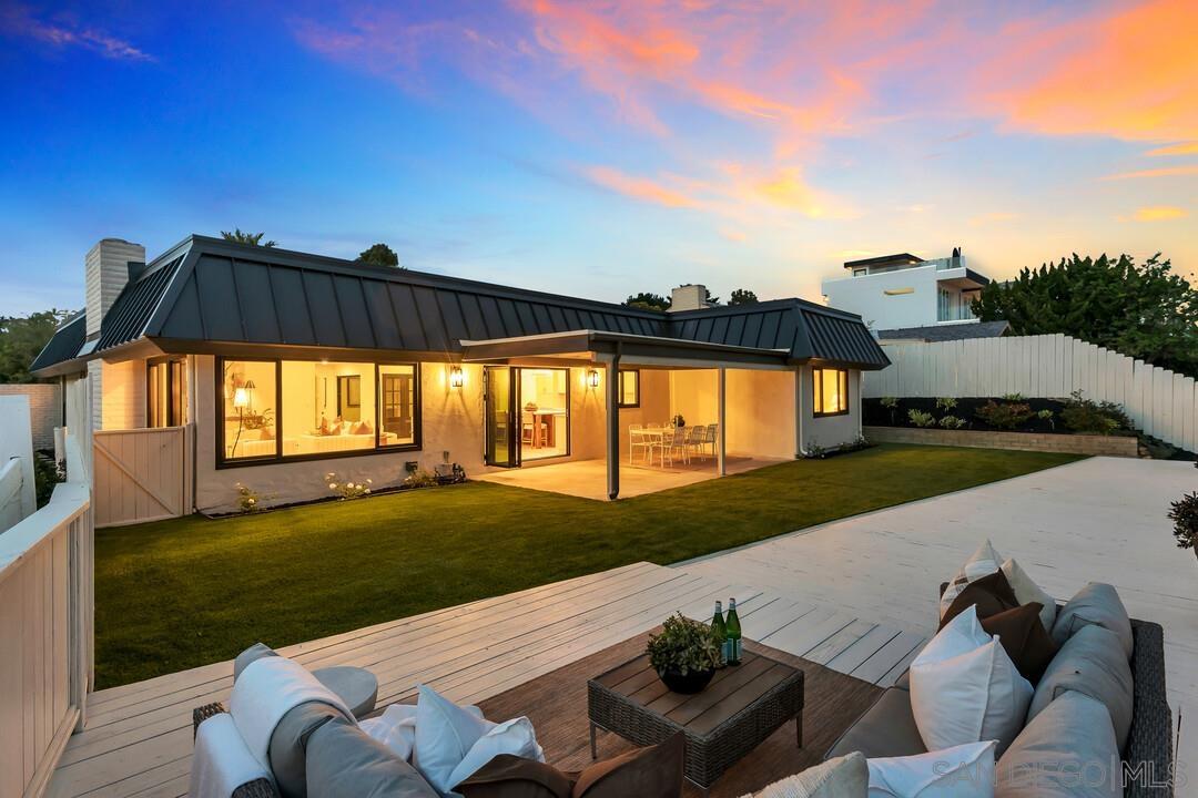 Detail Gallery Image 16 of 74 For 2105  Harbour Heights Rd, San Diego,  CA 92109 - 4 Beds | 2 Baths