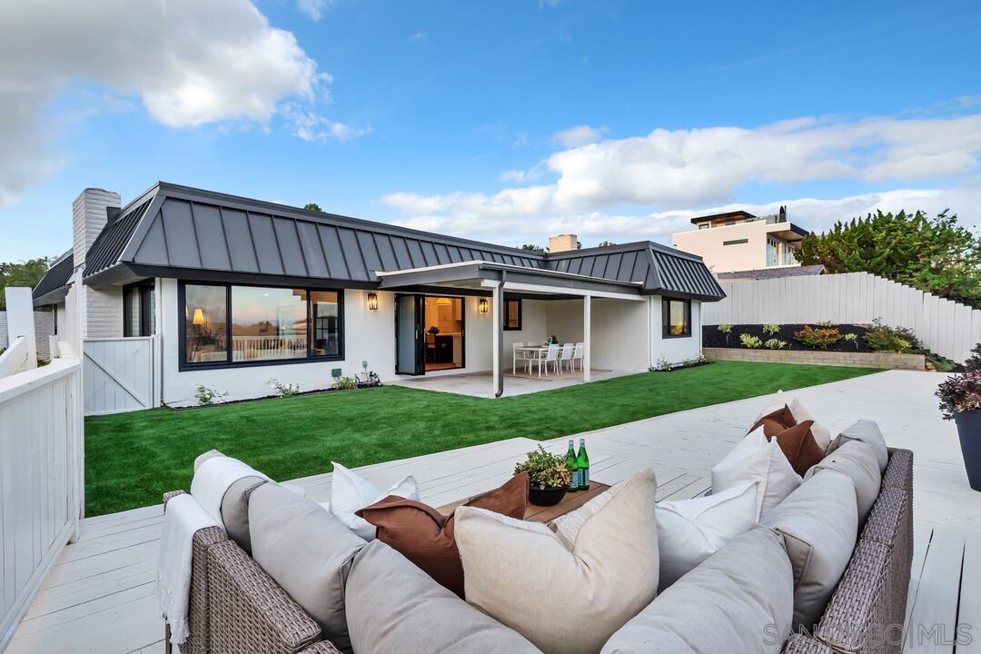 Detail Gallery Image 17 of 74 For 2105  Harbour Heights Rd, San Diego,  CA 92109 - 4 Beds | 2 Baths