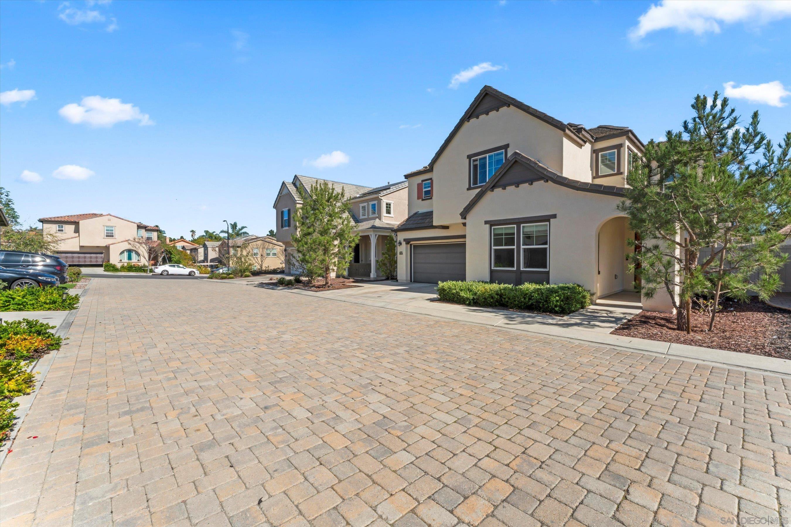 Detail Gallery Image 2 of 39 For 675  Grant Ct, Vista,  CA 92083 - 5 Beds | 4 Baths